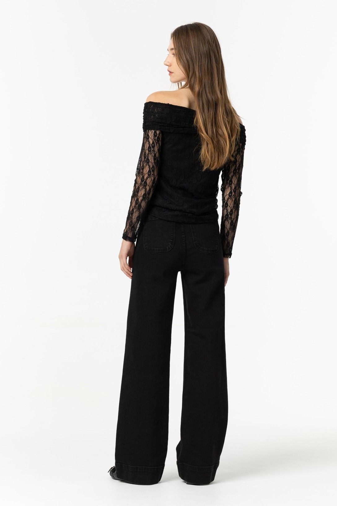 Jeans Olivia_7 neri vista posteriore - modella indossa jeans a vita alta straight fit con top nero in pizzo
