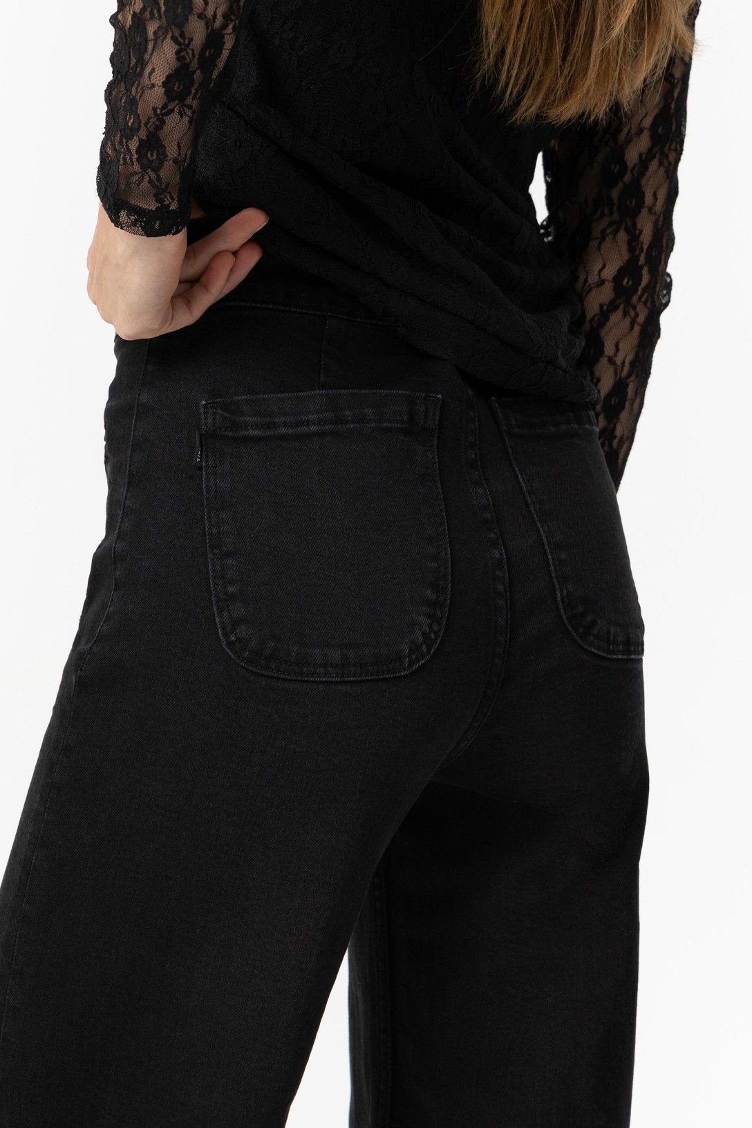 Dettaglio tasche posteriori jeans Olivia_7 neri - cuciture decorative e vestibilità straight fit