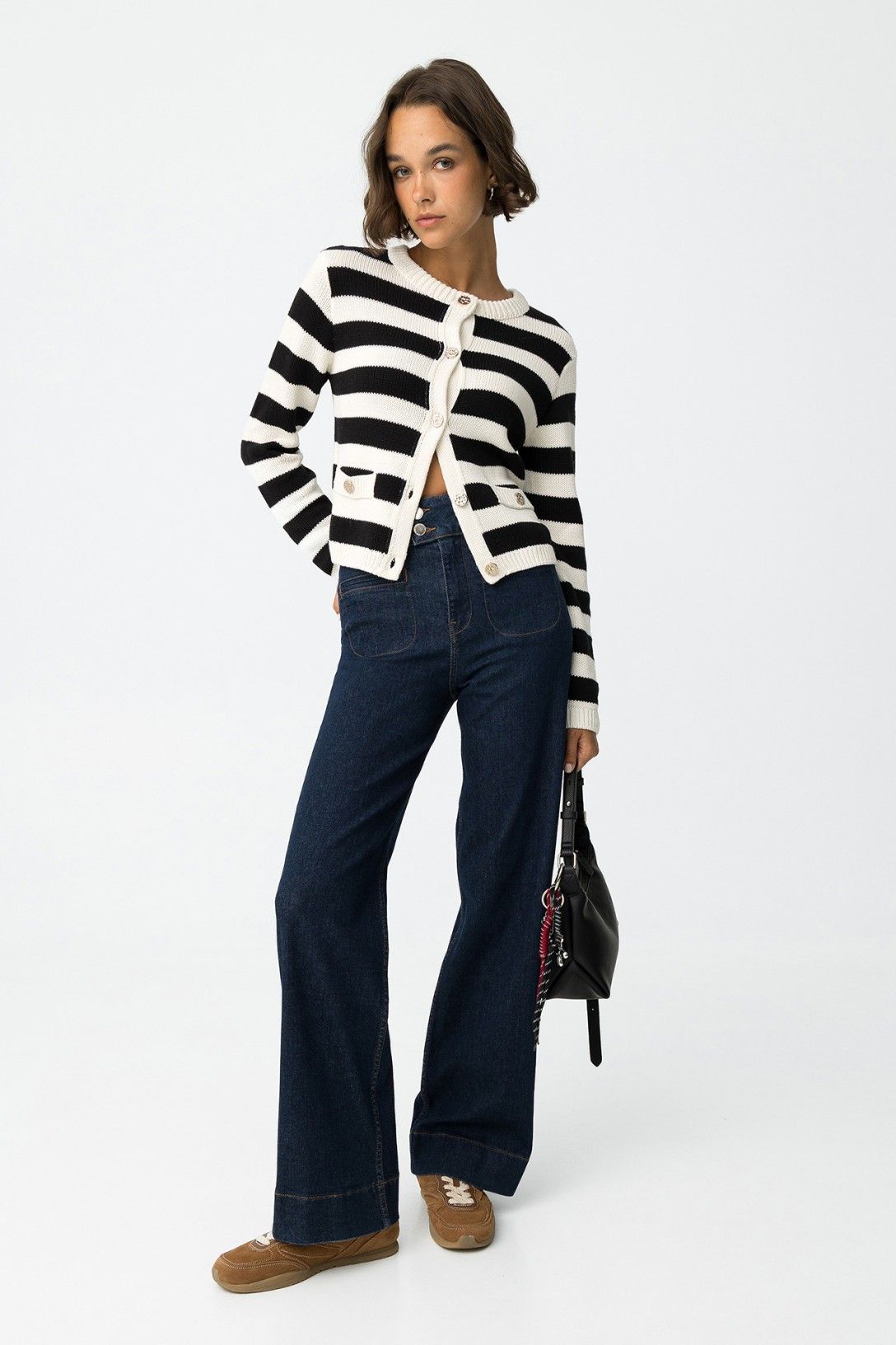 Look completo con jeans Olivia vita alta e cardigan a righe, outfit casual chic con borsa nera e sneakers marroni