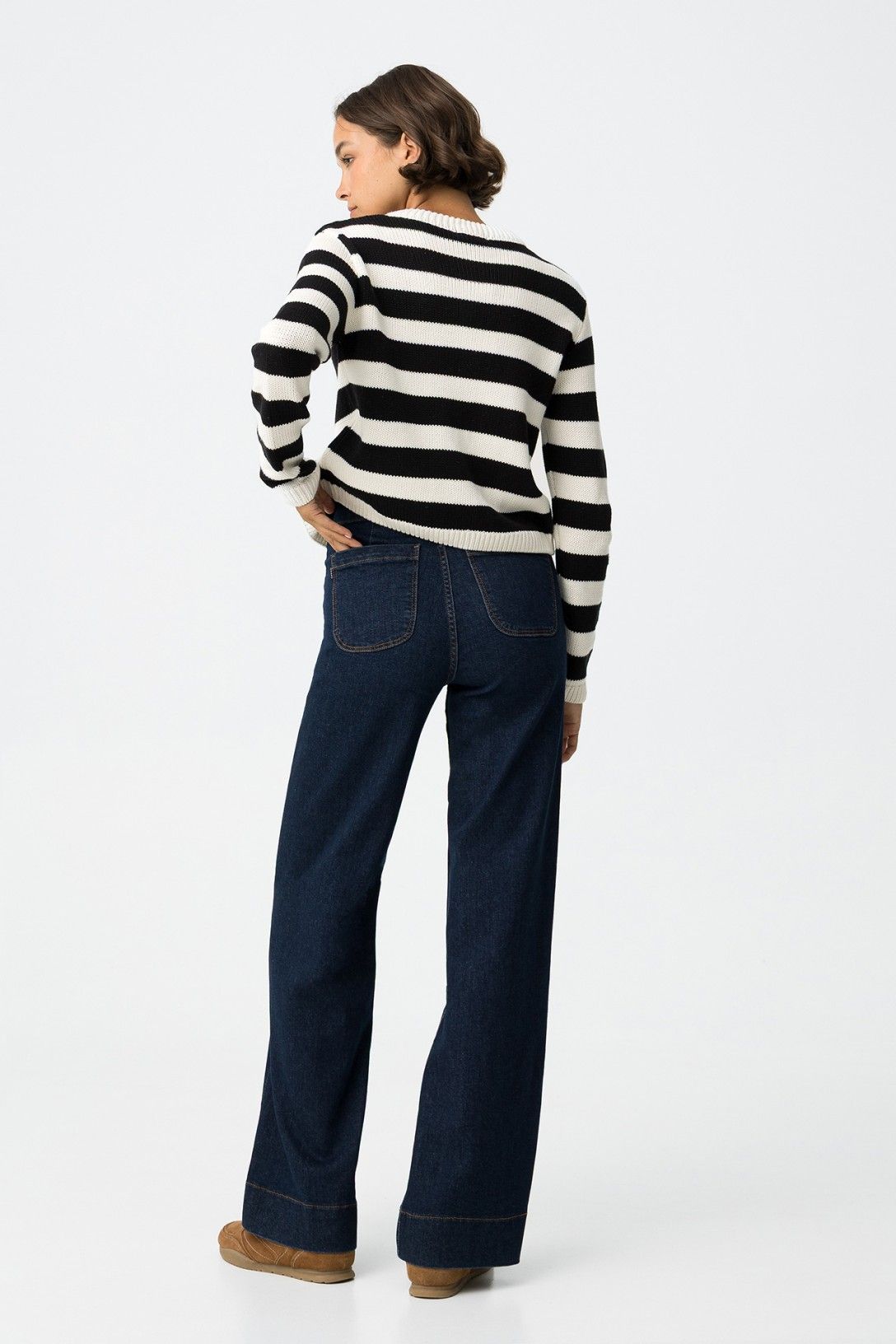 Jeans Olivia vita alta vista posteriore, donna con cardigan a righe bianco e nero, silhouette gamba dritta e vestibilità comfort