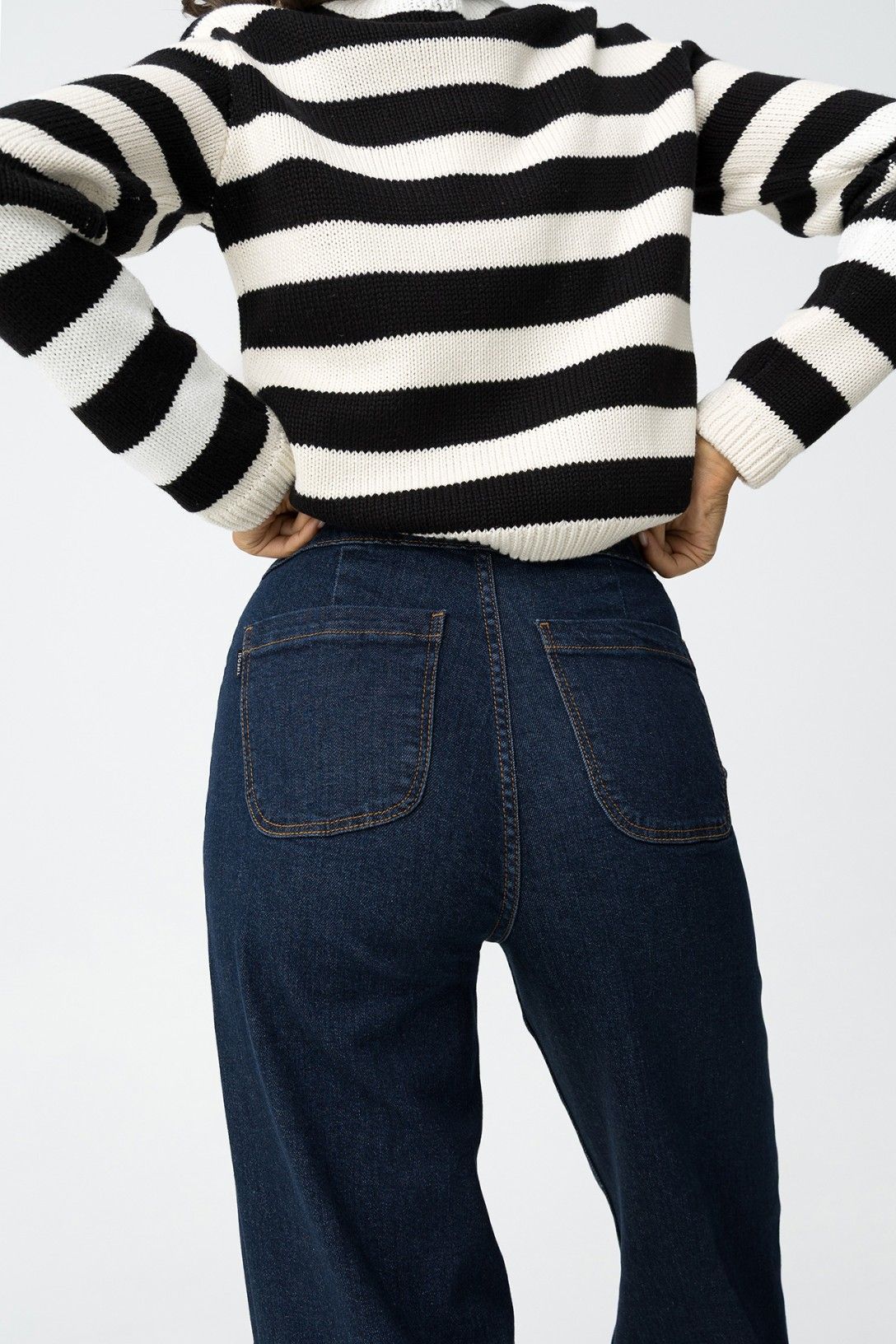 Jeans Olivia blu scuro dettaglio vita alta e gamba dritta, abbinamento con cardigan a righe per look casual elegante