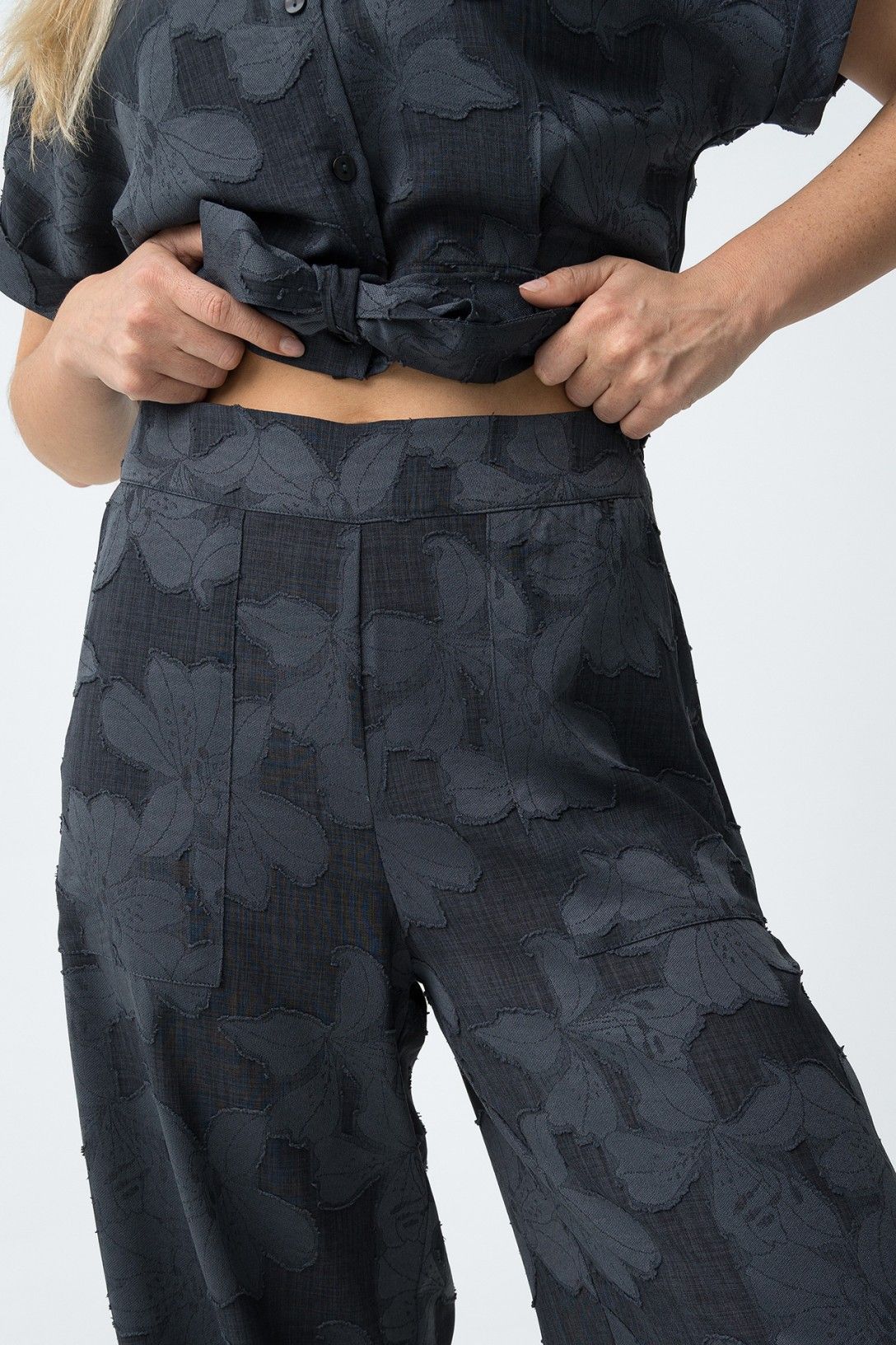 Dettaglio vita alta pantalone del completo donna fantasia floreale in blu, eleganza italiana