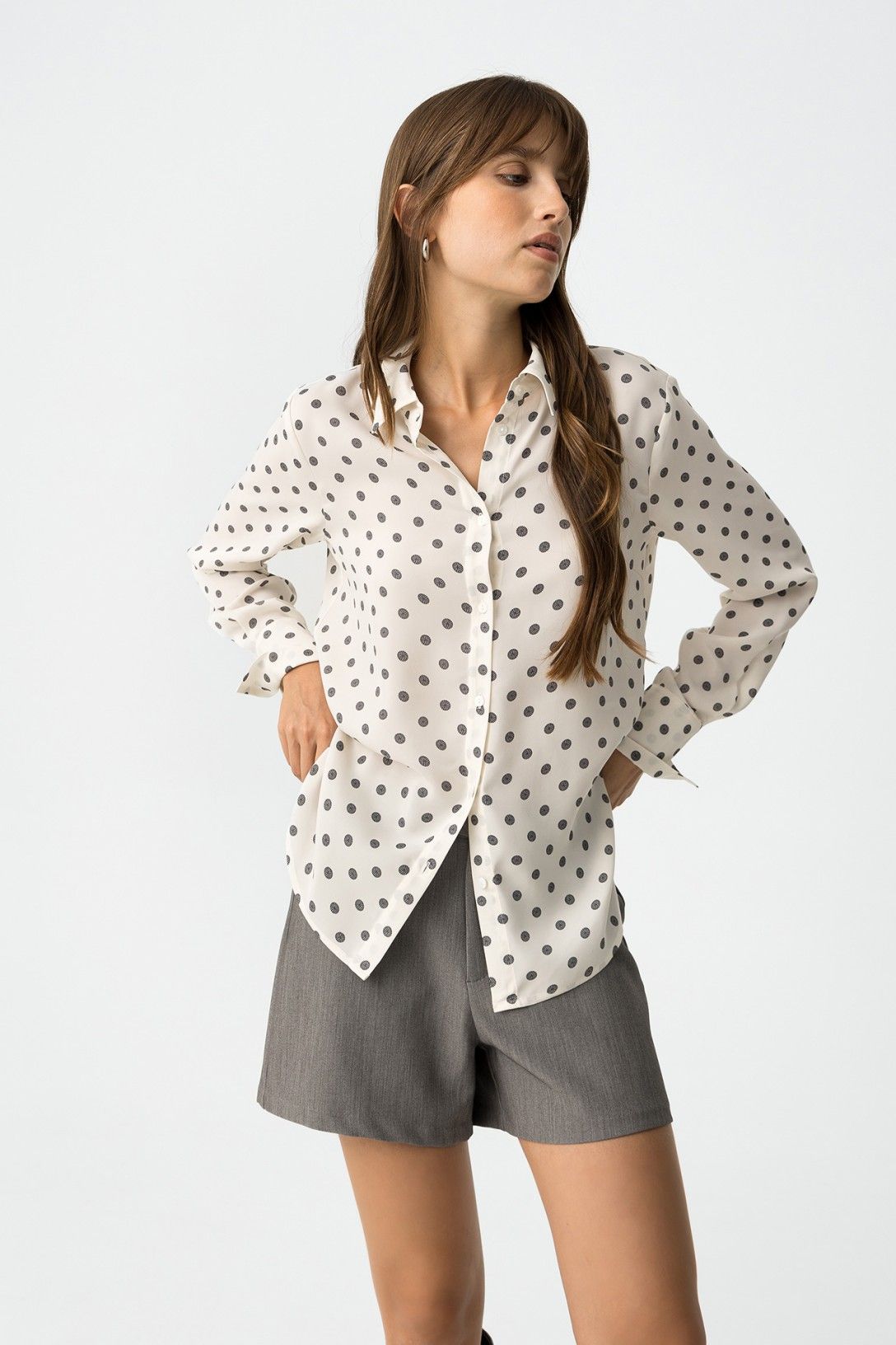 Camicia Paradise_3 a pois - dettaglio della stampa all-over e vestibilità regolare su modella