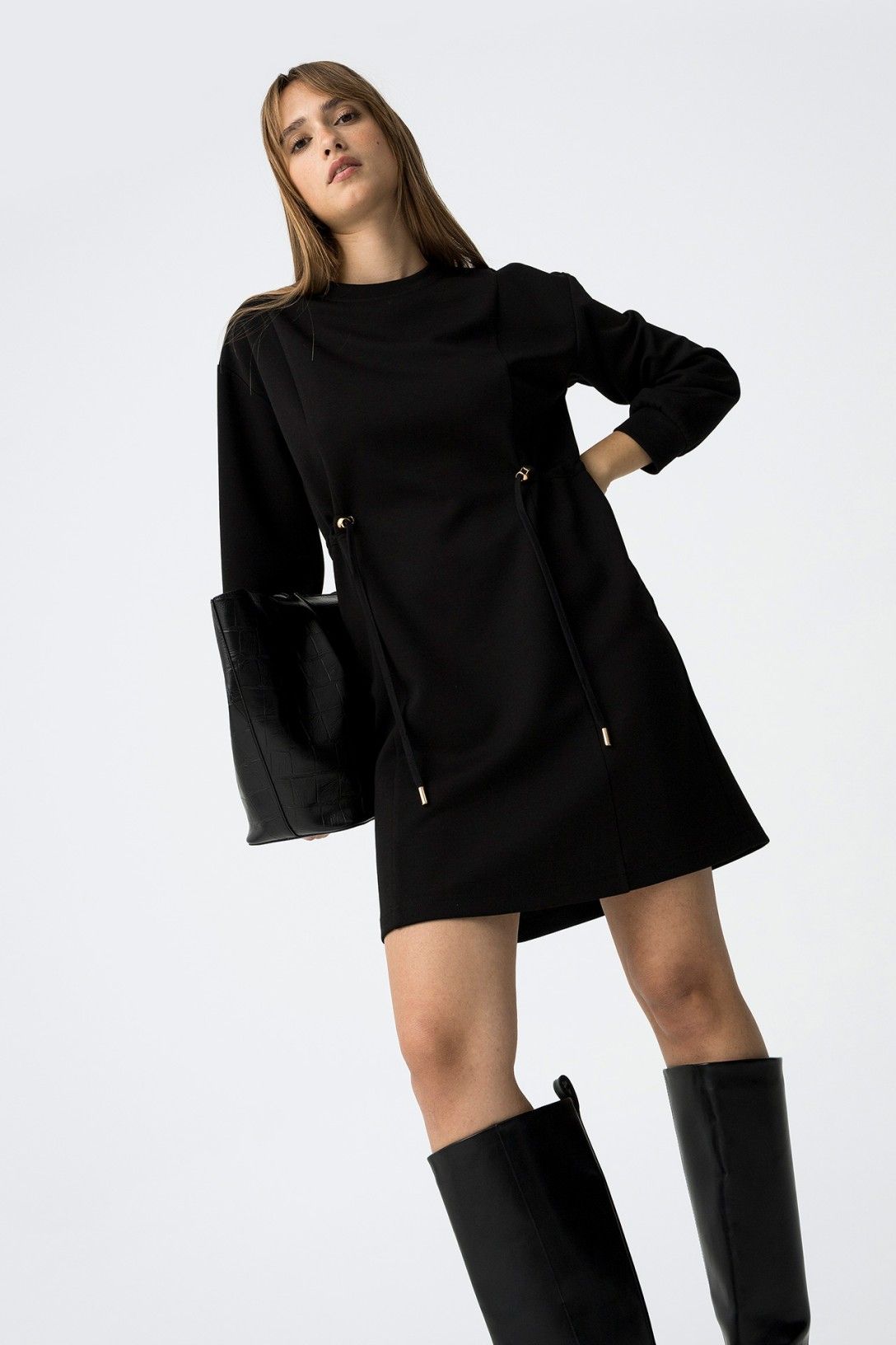 "Abito Felpa Pepper nero - Dettaglio styling con accessori e stivali neri per look completo"