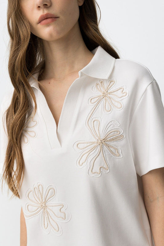 Polo donna ricamo floreale Philly Tiffosi - dettaglio ricamo floreale multicolore su maglia bianca a mezza manica