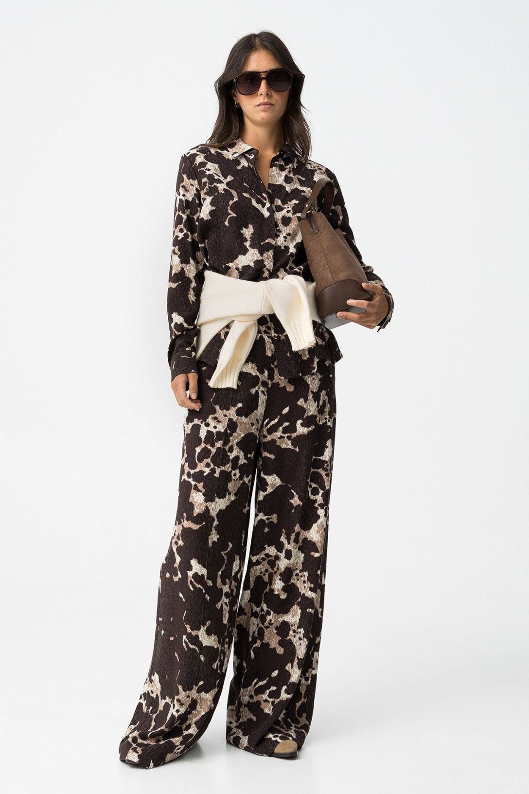 "Dettaglio stampa animalier pantalone palazzo Qatar_B Tiffosi in viscosa 100% - Vista ravvicinata"