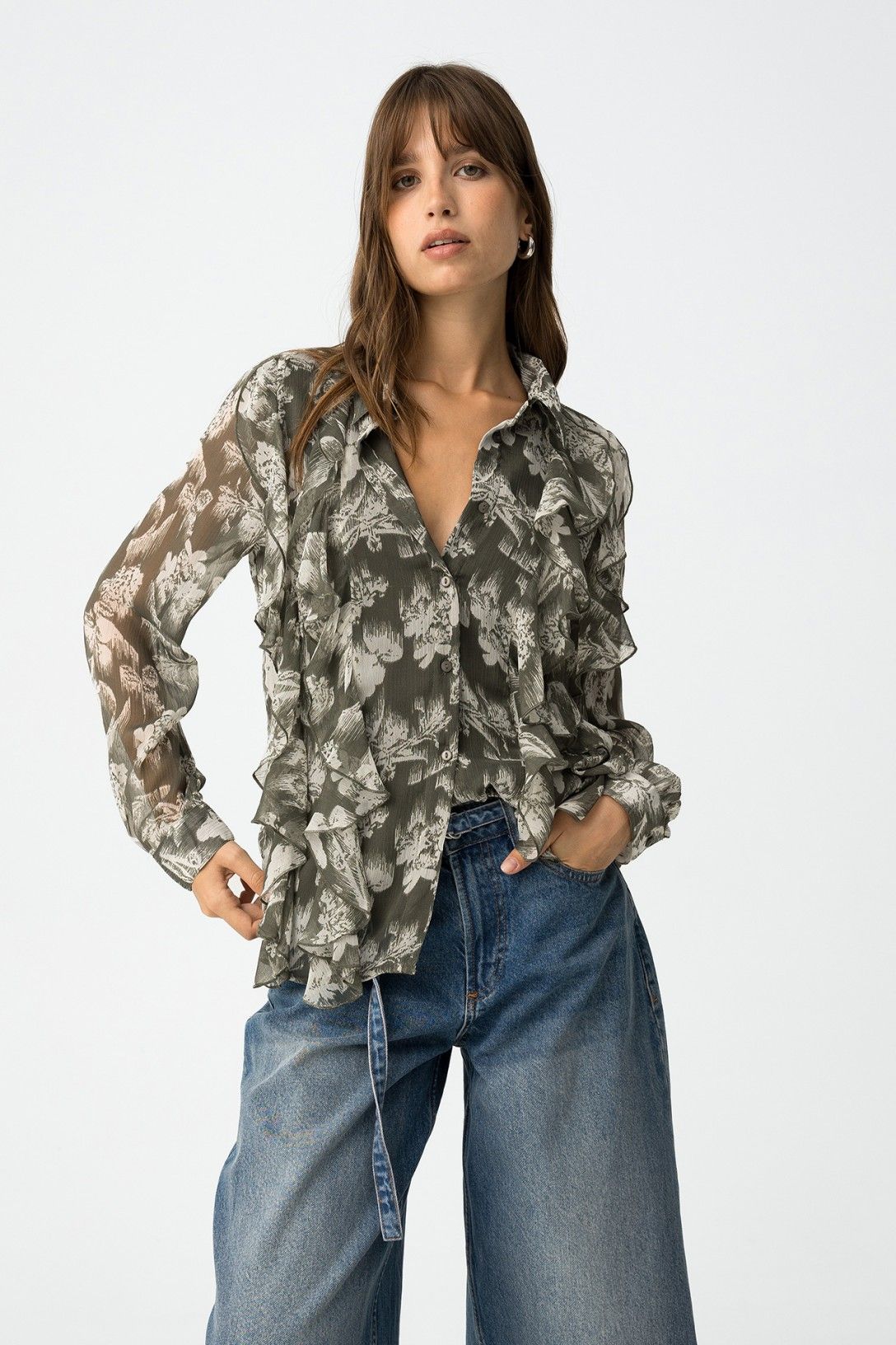 Look completo con camicia Quimbe_1 semitrasparente a stampa floreale verde oliva, abbottonatura frontale aperta, abbinata a jeans wide leg
