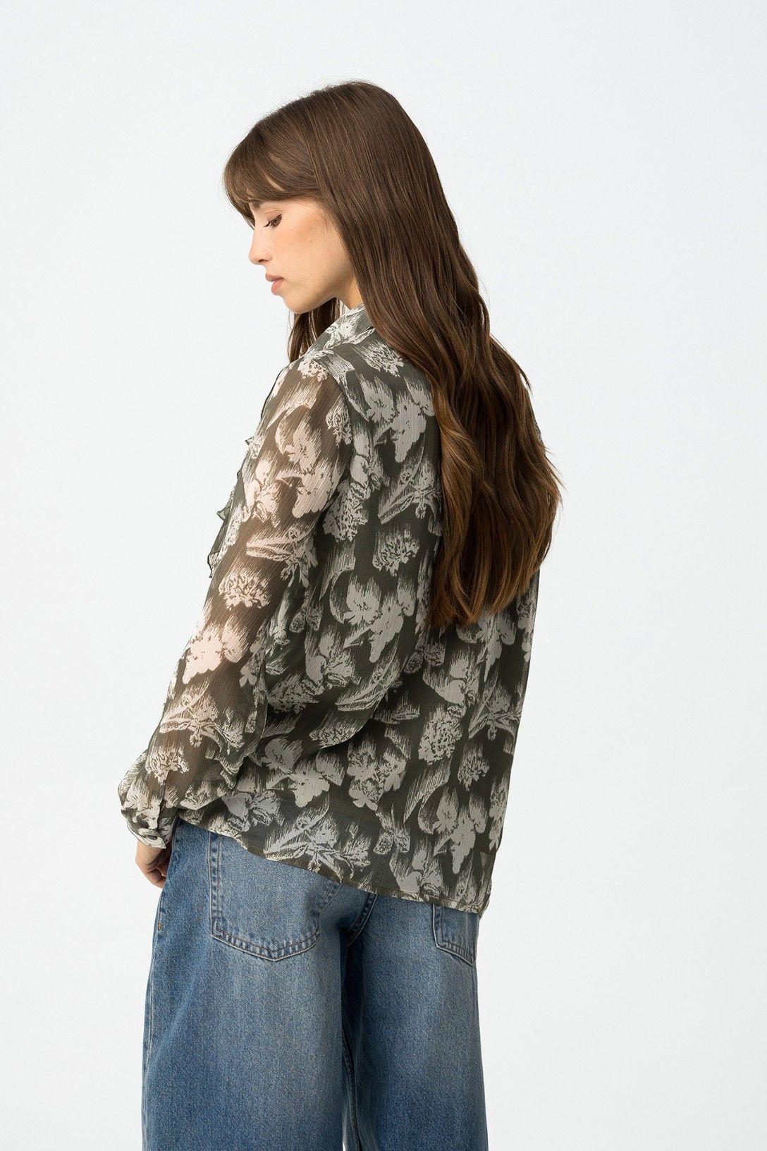 Vista posteriore camicia Quimbe_1 Tiffosi con stampa botanica all-over, lunghezza media e vestibilità regolare su jeans