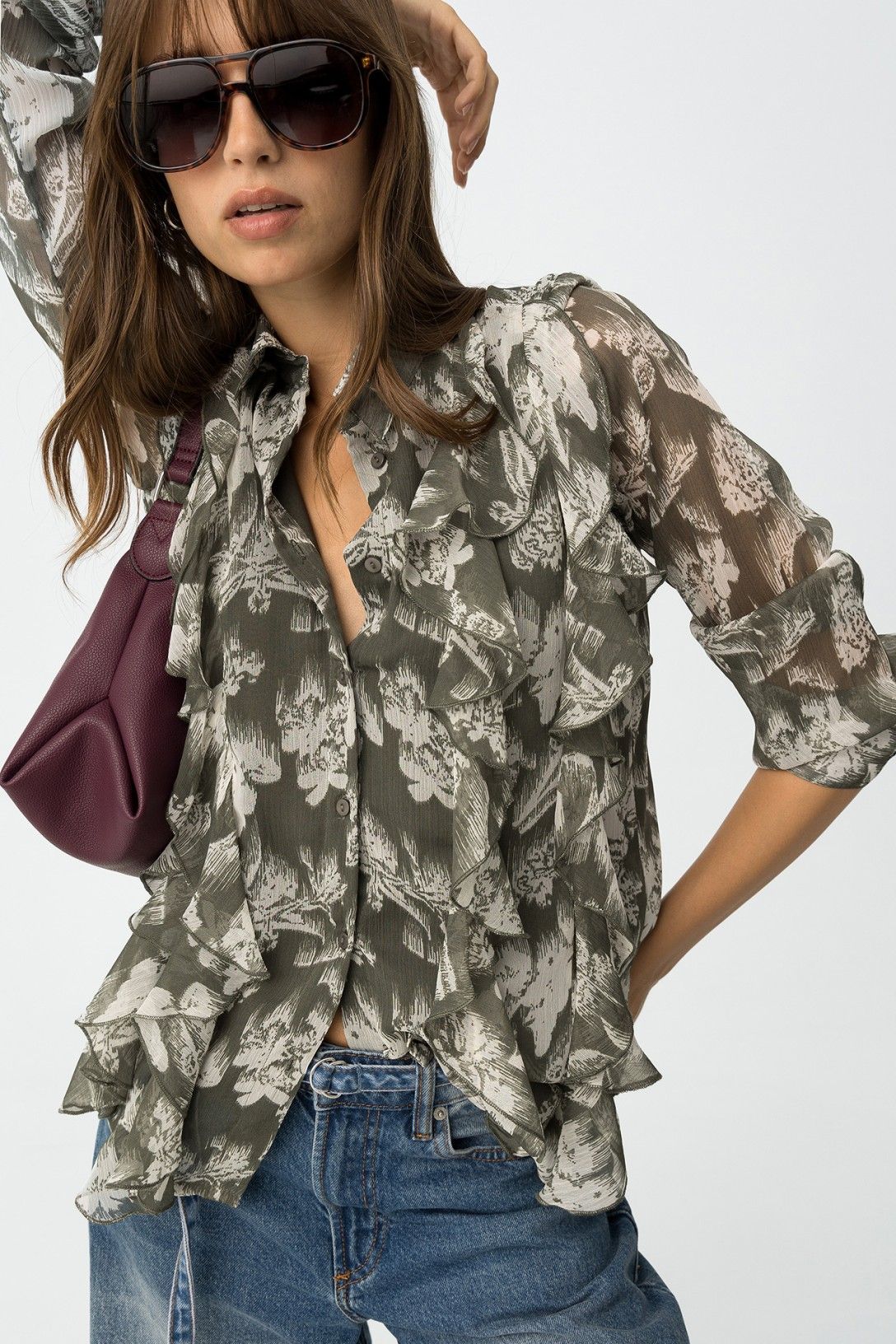 Dettaglio camicia Quimbe_1
Tiffosi con stampa botanica, colletto classico e abbottonatura frontale, modella con borsa bordeaux