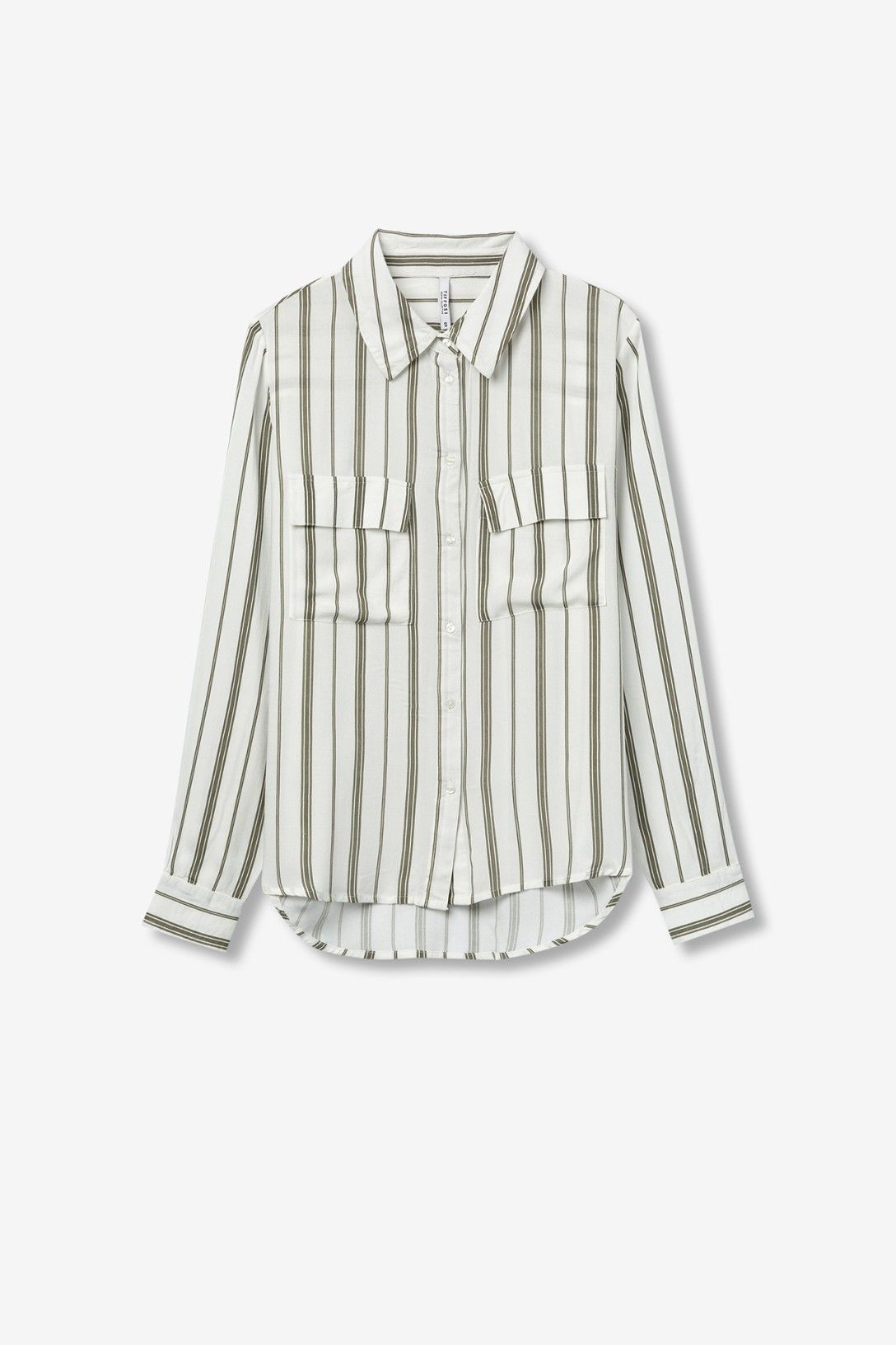 Camicia Tiffosi stesa su sfondo neutro, righe verticali bianche e verdi, tasche frontali con patta e maniche lunghe