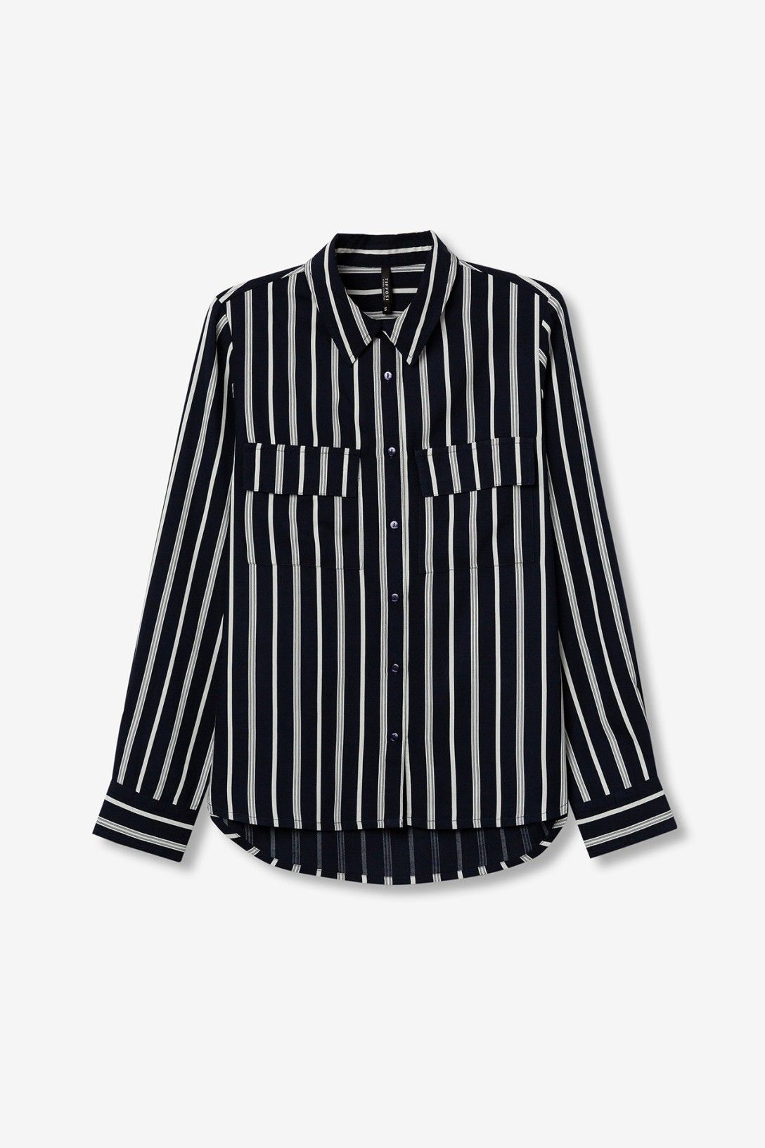 Camicia Tiffosi stesa su sfondo neutro, righe verticali blu navy e bianche, tasche frontali con patta e maniche lunghe
