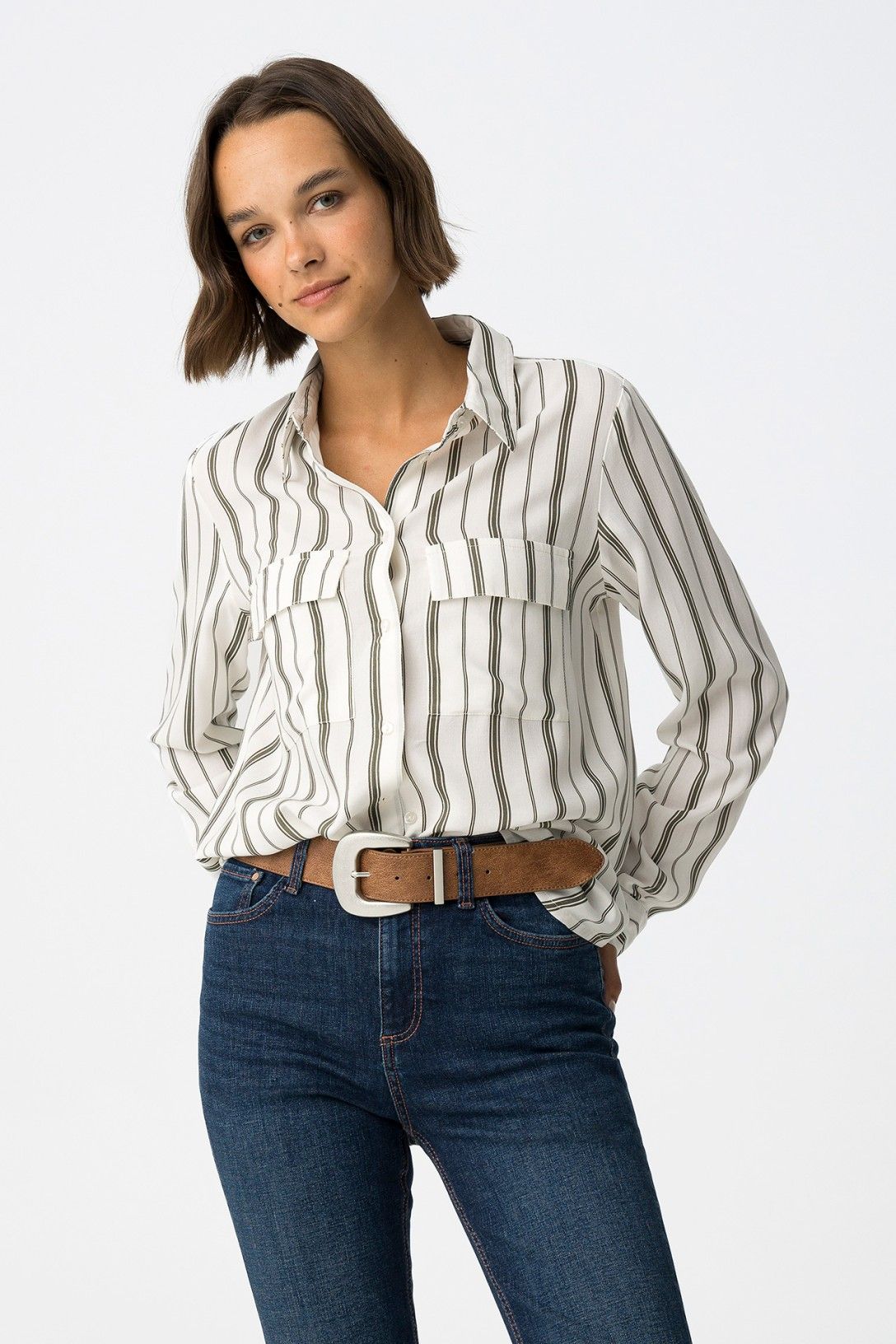Camicia donna rider_4 patina green a righe verticali bianche e verdi, vestibilità regolare con tasche frontali, abbinata a jeans e cintura marrone