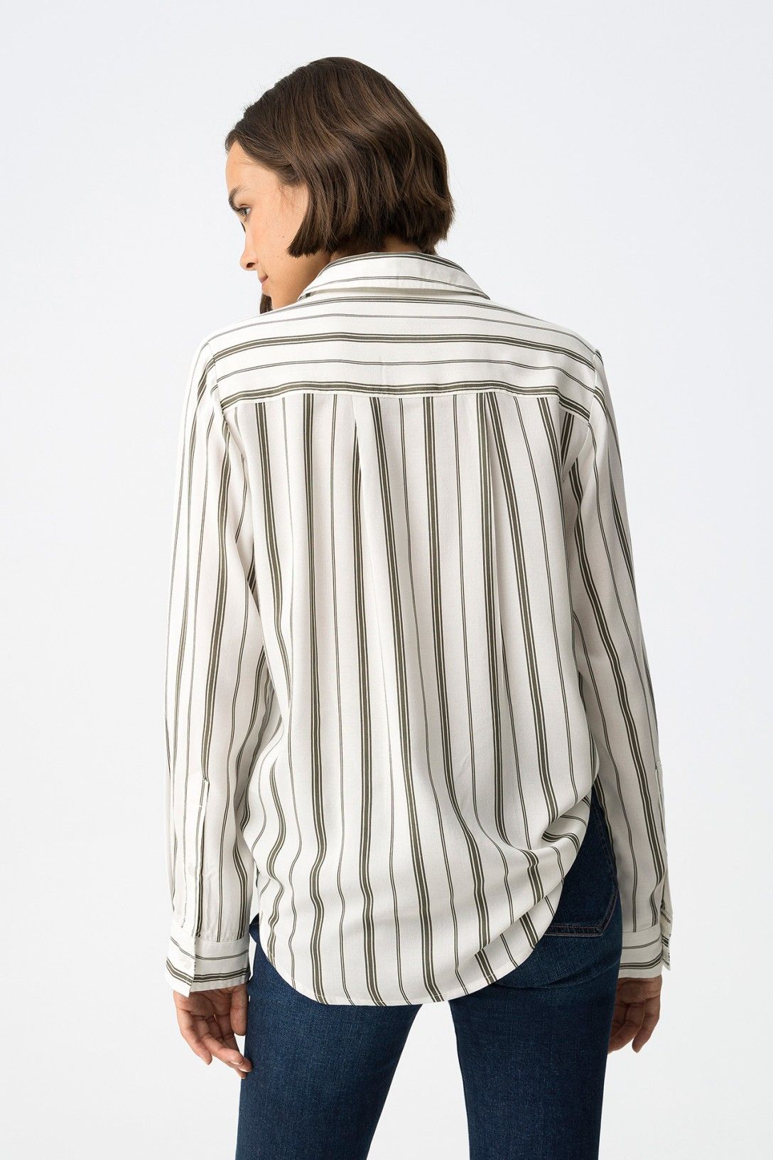Vista posteriore camicia a righe Patina Green, orlo asimmetrico arrotondato e vestibilità regolare su jeans scuri