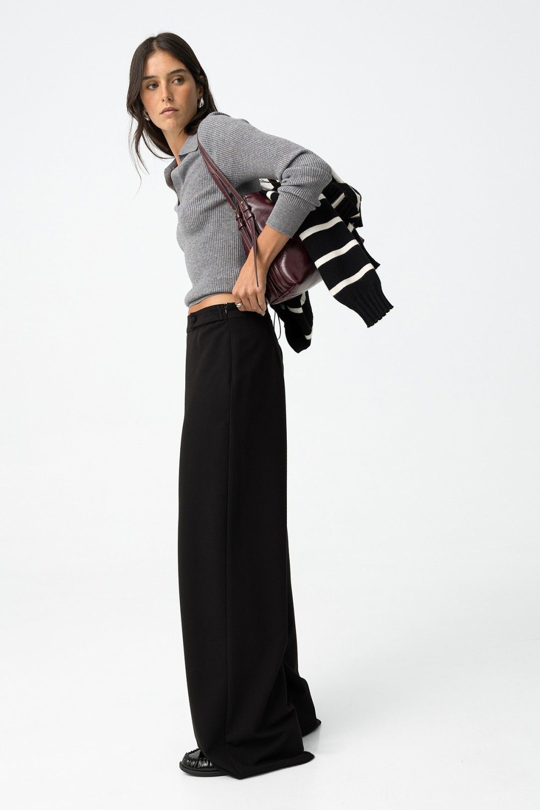 Modella con pantalone Sammy_1 wide leg nero e maglia grigia a coste - look completo che mostra la silhouette a gamba larga