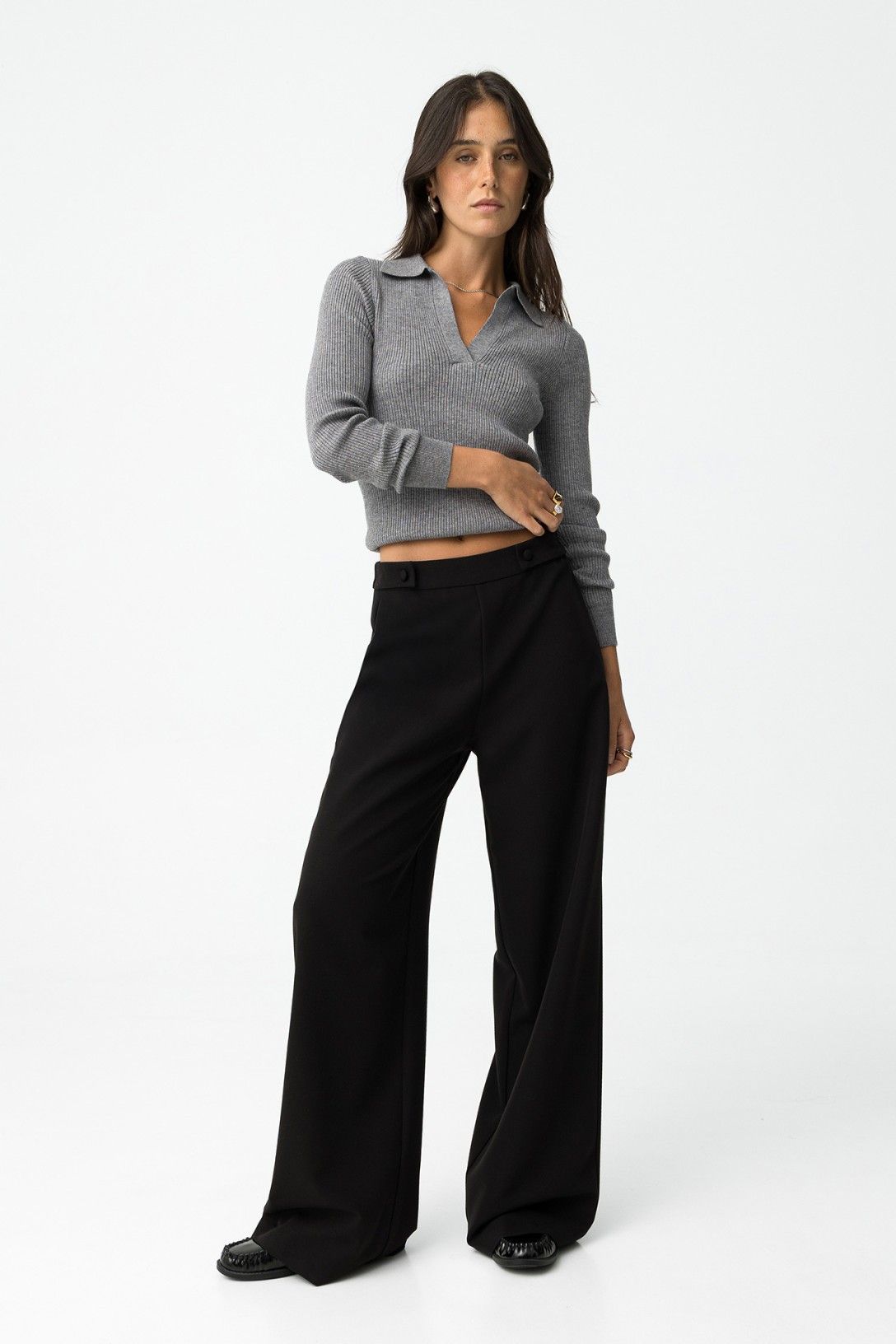 Outfit completo con pantalone Sammy_1 wide leg nero e maglia grigia a coste - look casual elegante che mostra la vestibilità fluida