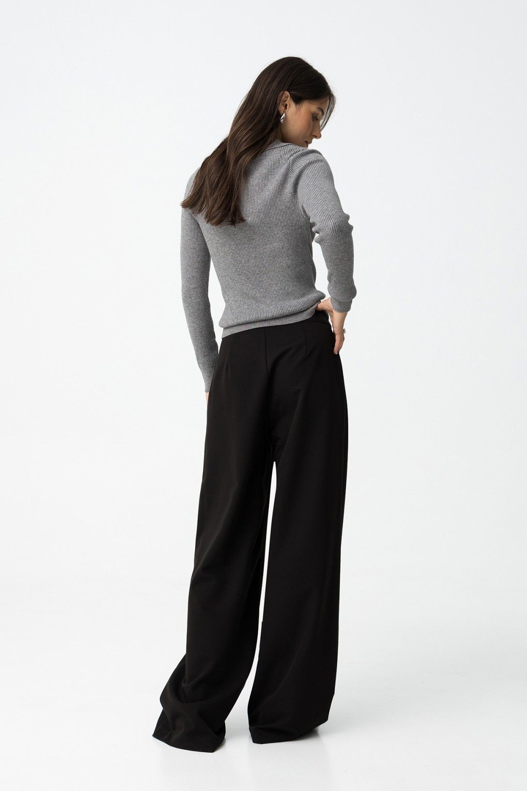 Vista posteriore pantalone Sammy_1 wide leg nero - dettaglio della silhouette a gamba larga e lunghezza che sfiora il pavimento