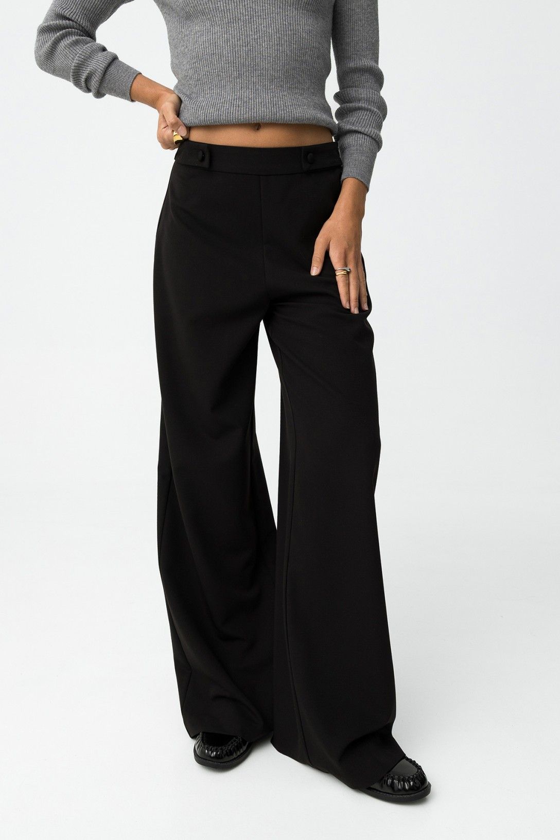 Pantalone Sammy_1 wide leg nero - dettaglio frontale della vestibilità a gamba larga e passanti decorativi per cintura