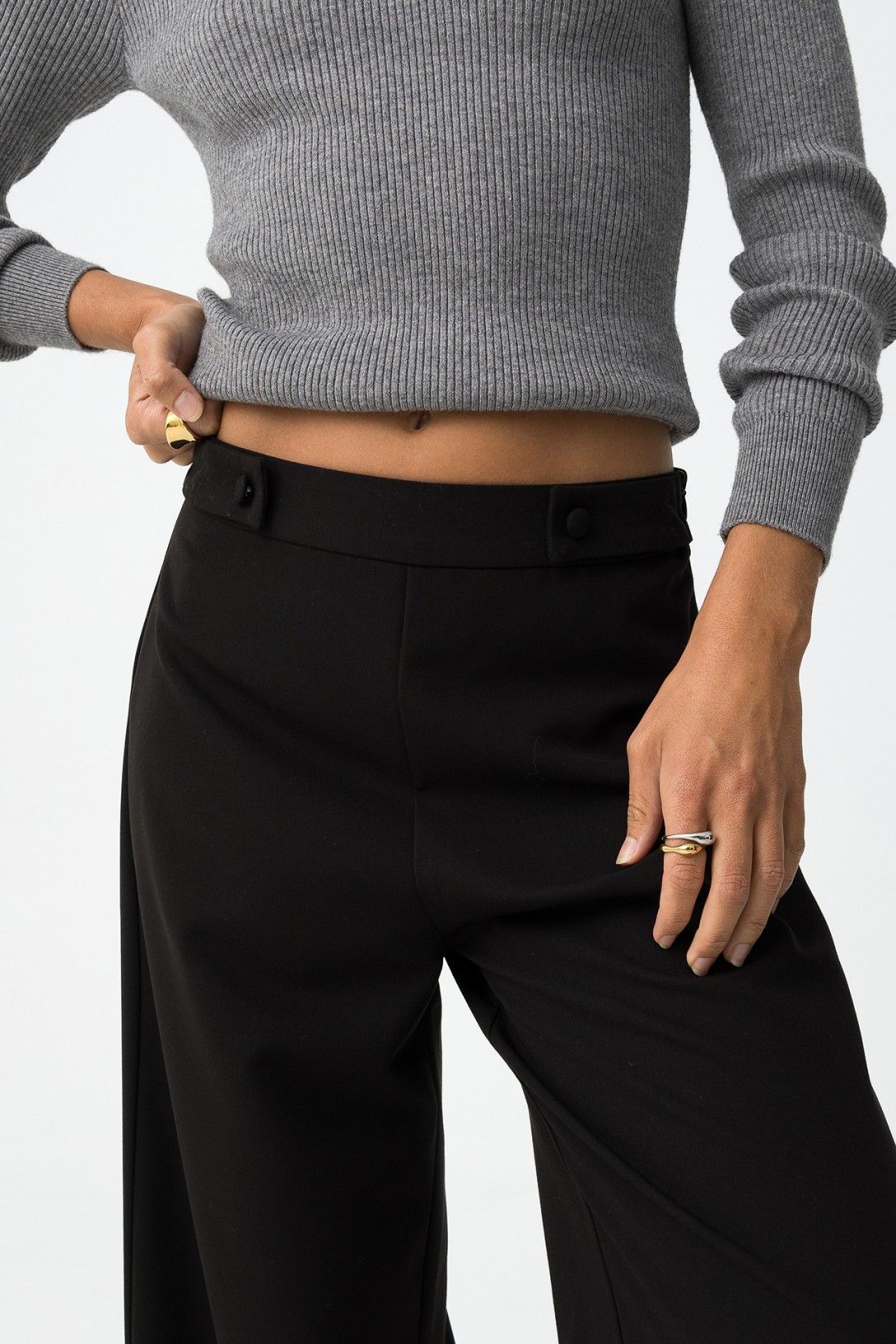 Primo piano pantalone Sammy_1 nero - dettaglio passanti per cintura, zip laterale e vestibilità wide leg a vita alta