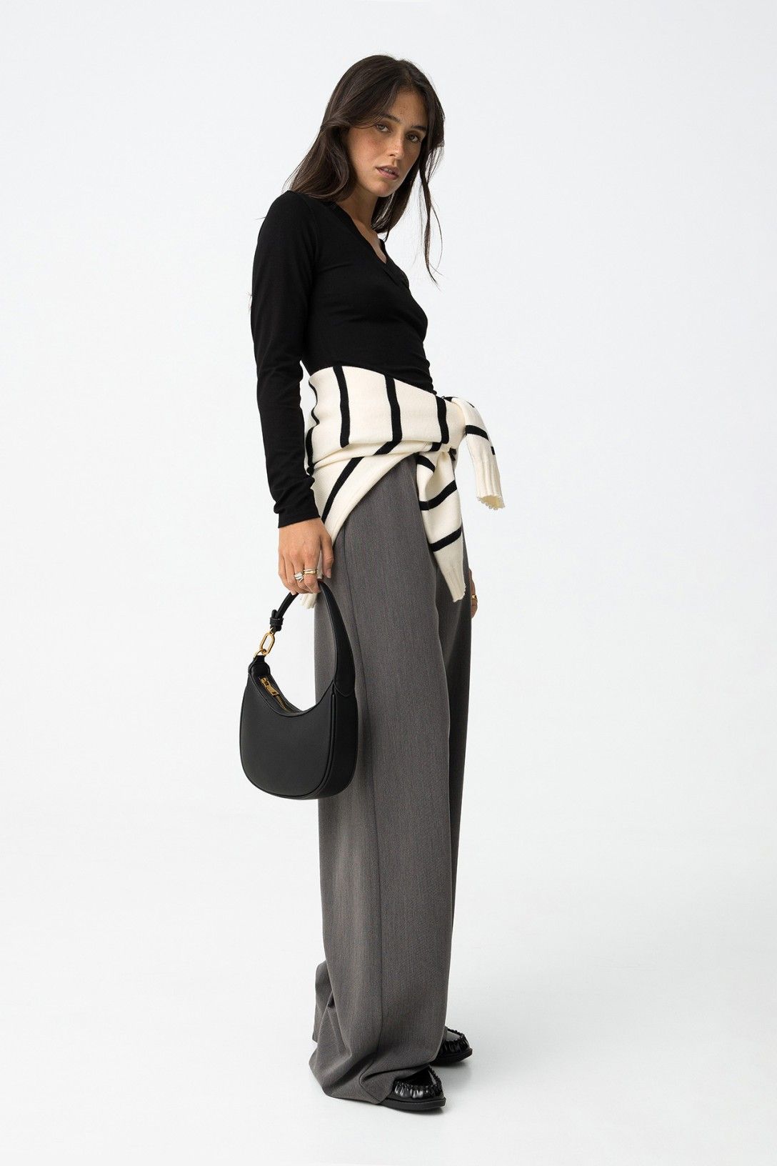 Look styling completo con pantalone Sammy_1 grigio, top nero, cardigan a righe e borsa nera - outfit business casual elegante