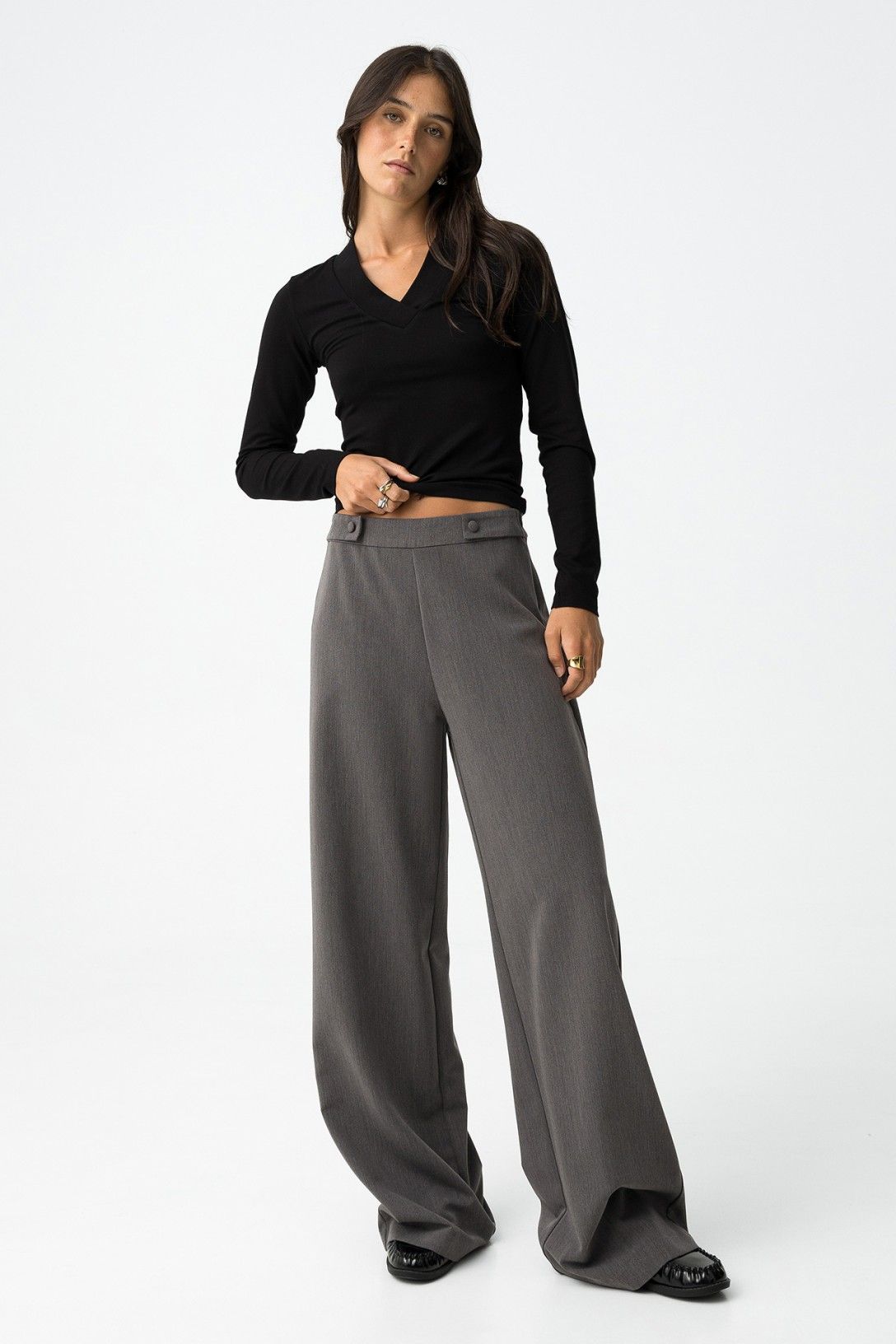 Pantalone Sammy_1 wide leg grigio - vista frontale completa che evidenzia la vestibilità a gamba larga e l'abbinamento con top nero
