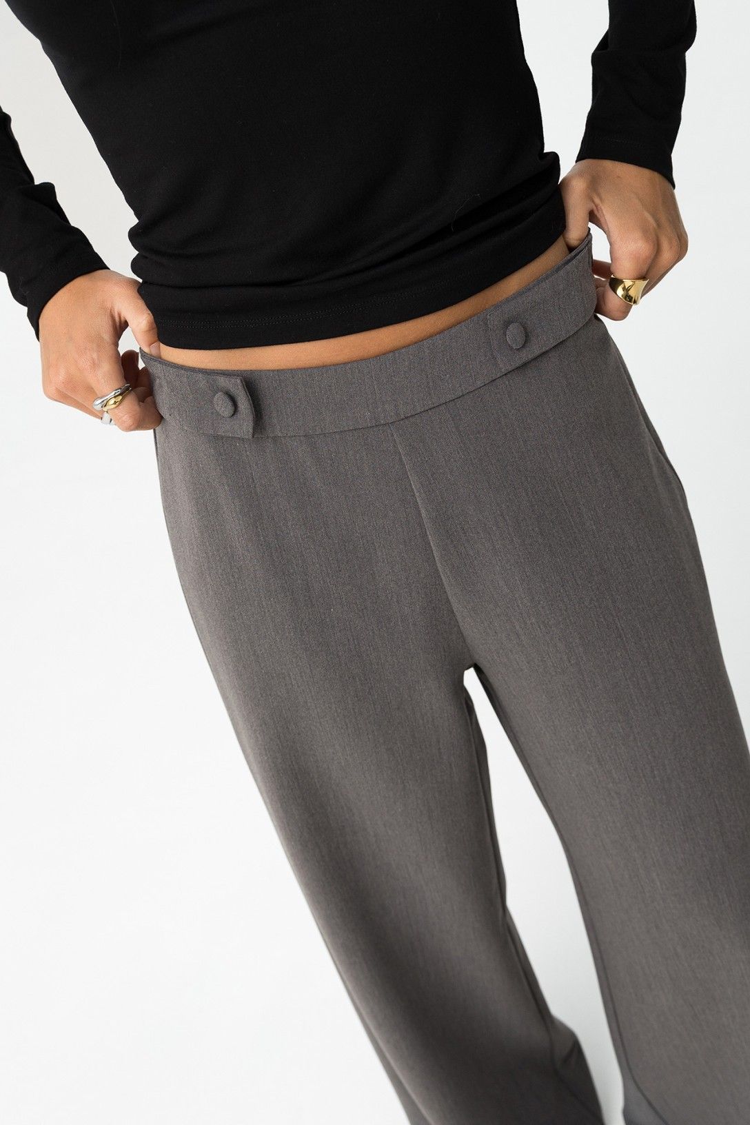 Primo piano pantalone Sammy_1 grigio - dettaglio vita alta con bottoni decorativi e vestibilità wide leg abbinato a top nero