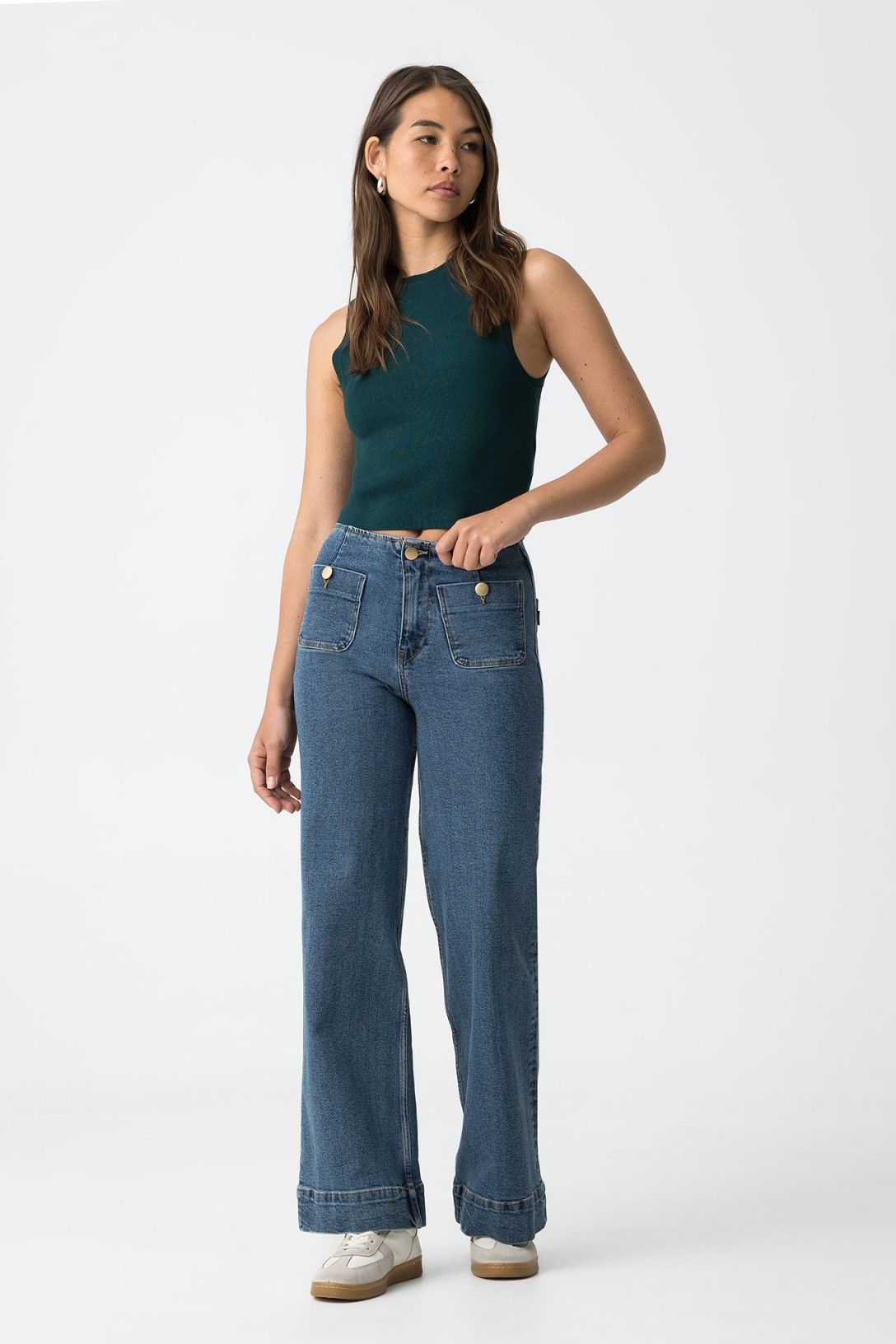 "Jeans donna Sarah a vita alta con gamba larga, tasche applicate frontali e chiusura con bottone metallico"
