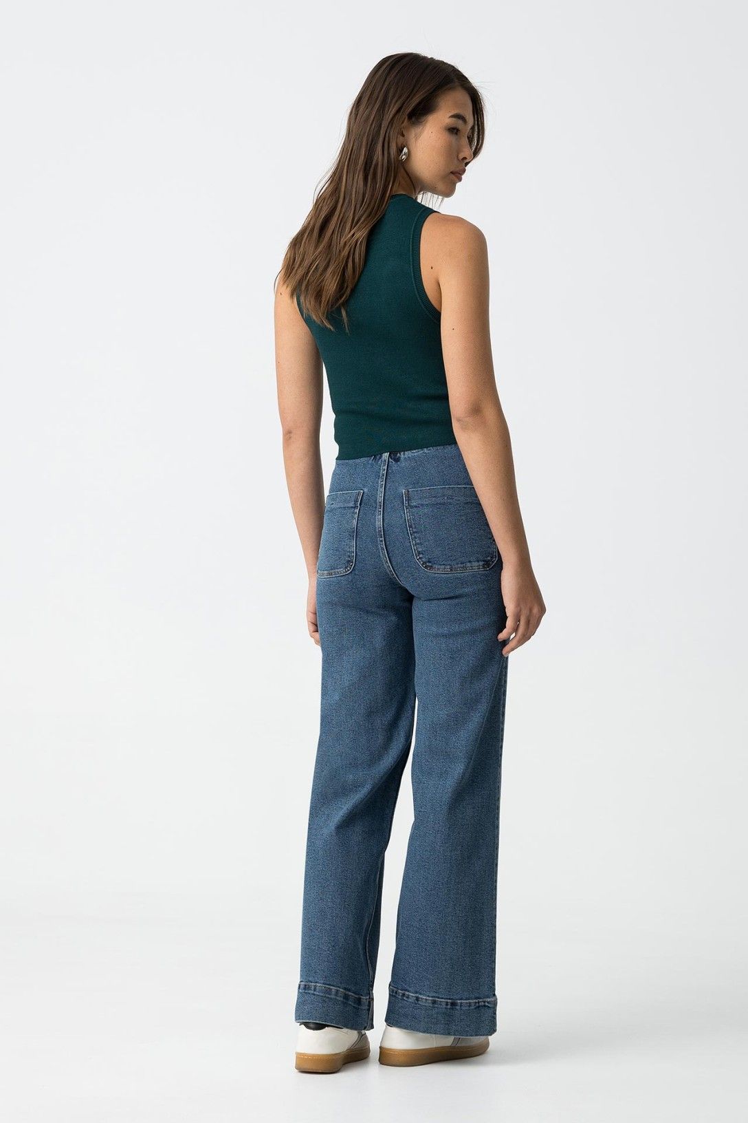"Vista posteriore jeans donna Sarah con gamba larga e tasche posteriori applicate"