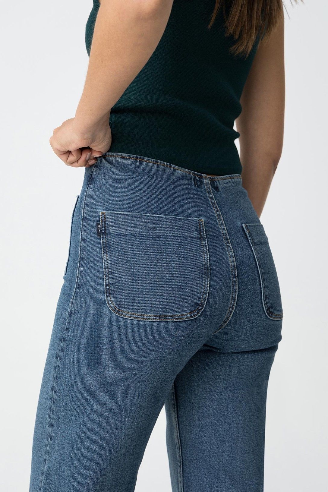 "Vista posteriore jeans donna Sarah: dettaglio tasche posteriori applicate con cuciture a contrasto e vestibilità a vita alta"