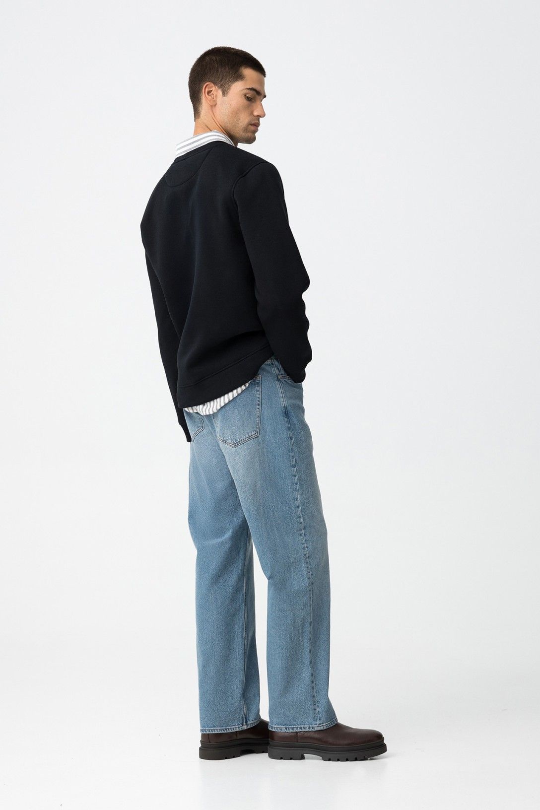 Jeans Thomas Wide Leg - Dettaglio laterale che mostra la silhouette ampia e il fit rilassato