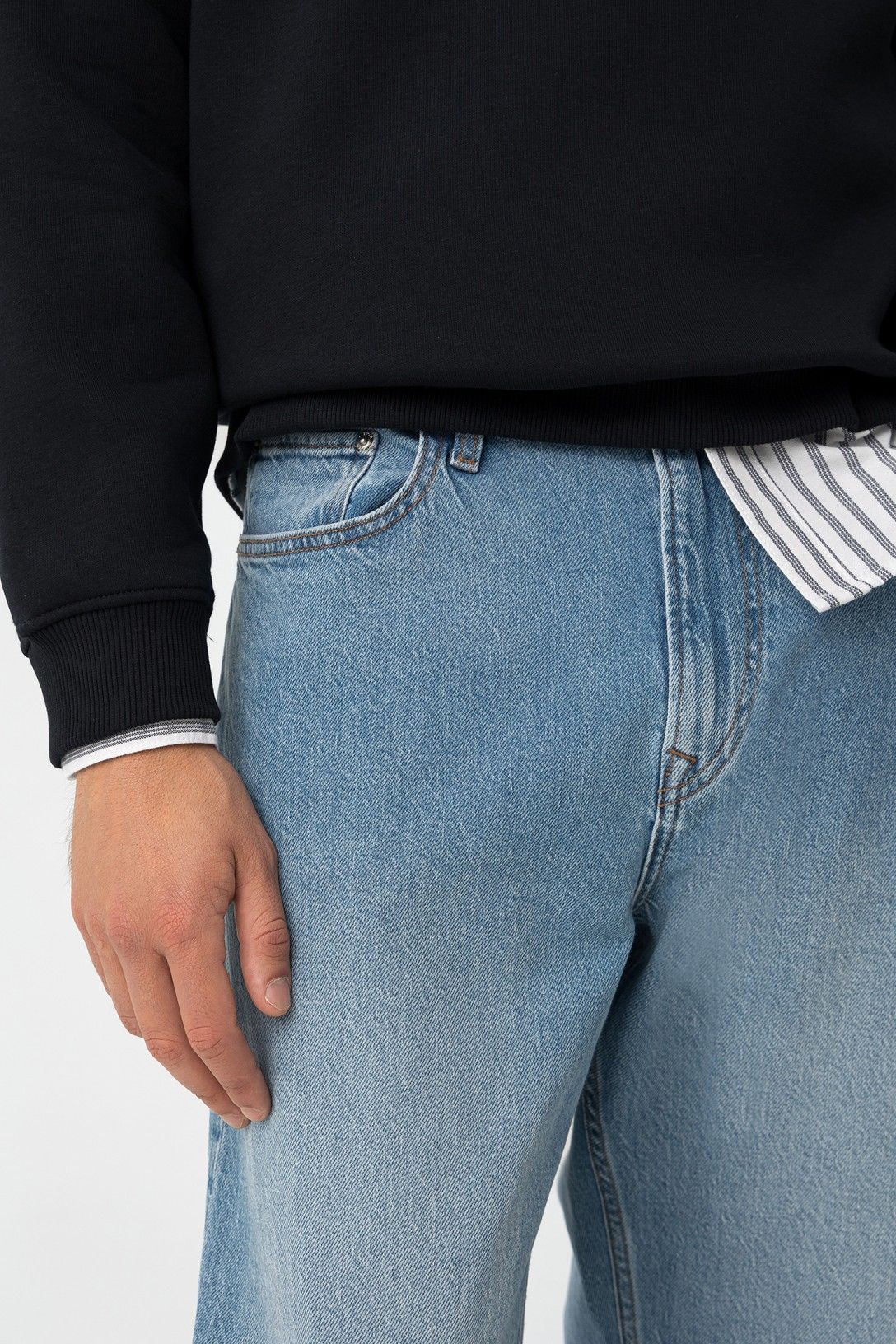 Jeans Thomas Wide Leg - Primo piano del modello che indossa i jeans, focus su vestibilità e stile