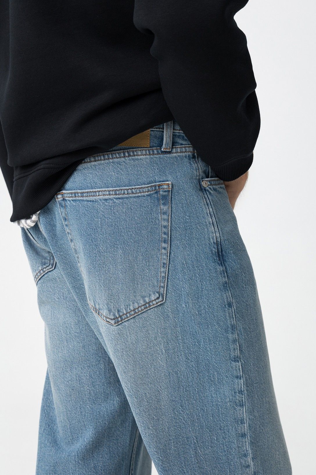 Jeans Thomas Wide Leg - Dettaglio delle cinque tasche e chiusura con zip e bottone in metallo