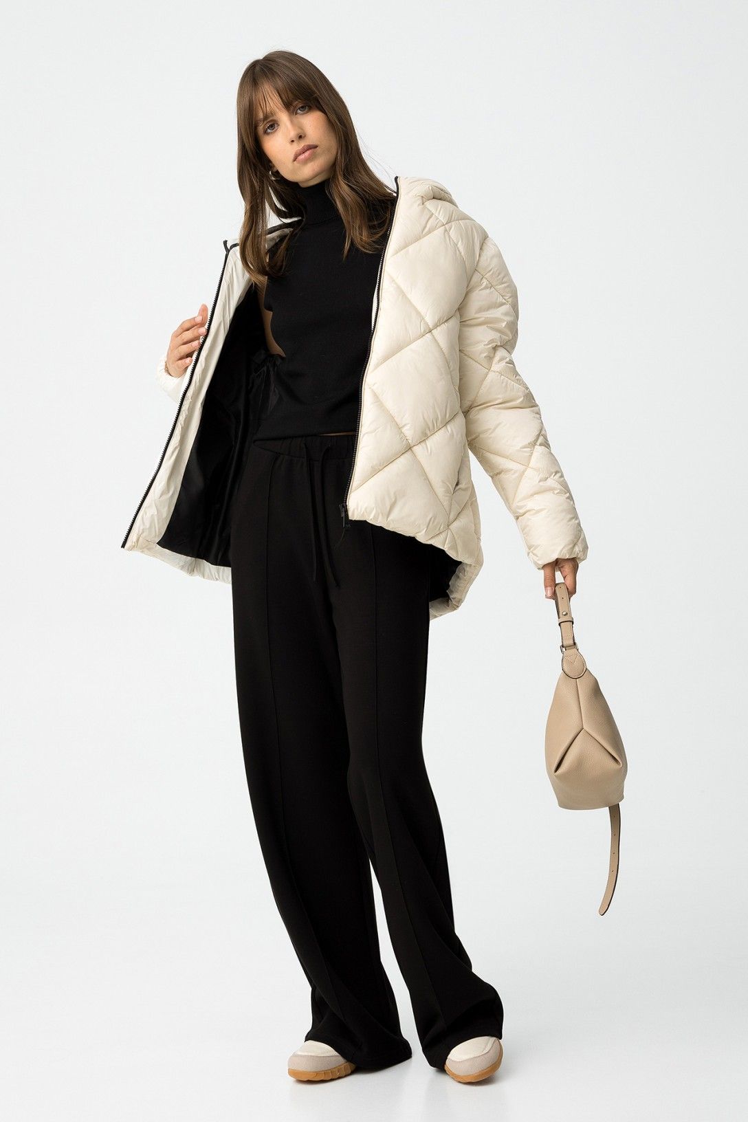 Look completo con pantalone tuta nero wide leg Valentina, piumino beige e accessori, outfit casual chic