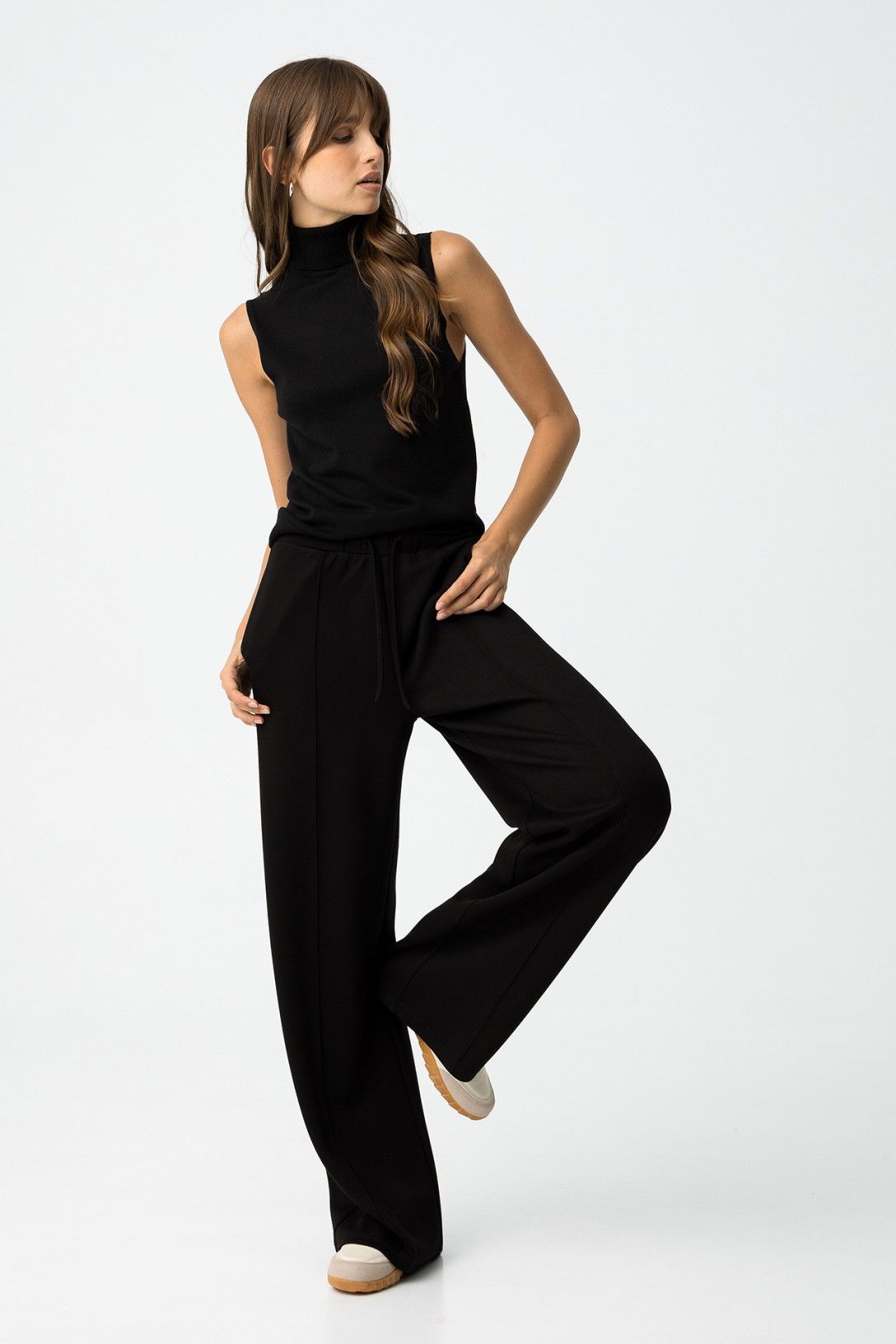 Pantalone tuta nero wide leg Valentina indossato con top senza maniche nero, silhouette comoda e trendy