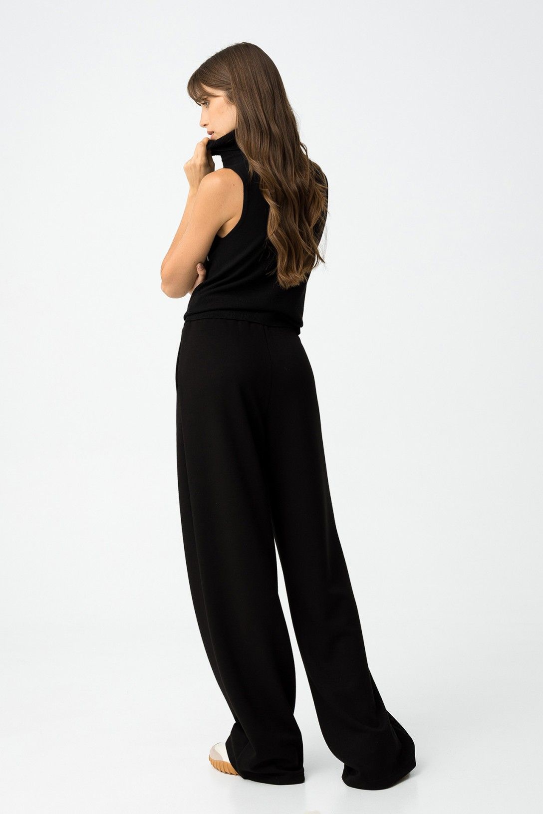 Pantalone tuta nero wide leg Valentina vista posteriore, donna con top senza maniche nero, silhouette fluida e gamba ampia
