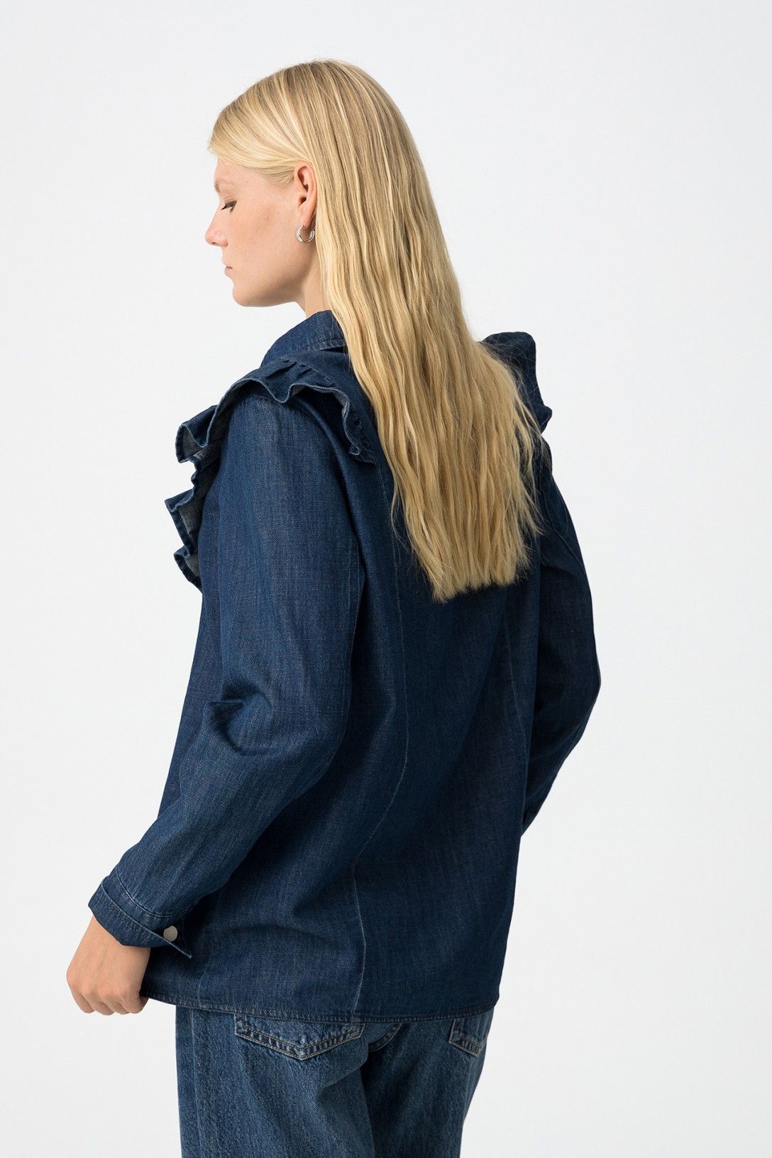 Vista posteriore camicia denim West indossata aperta, dettaglio volant visibile