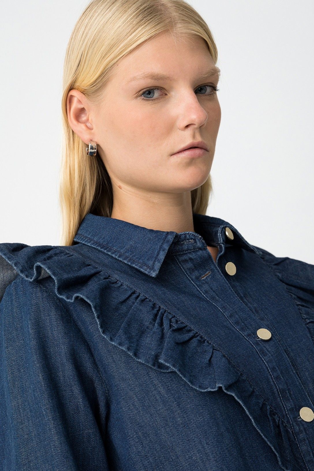 Close-up camicia denim West: volant decorativo e bottoni dorati dettaglio