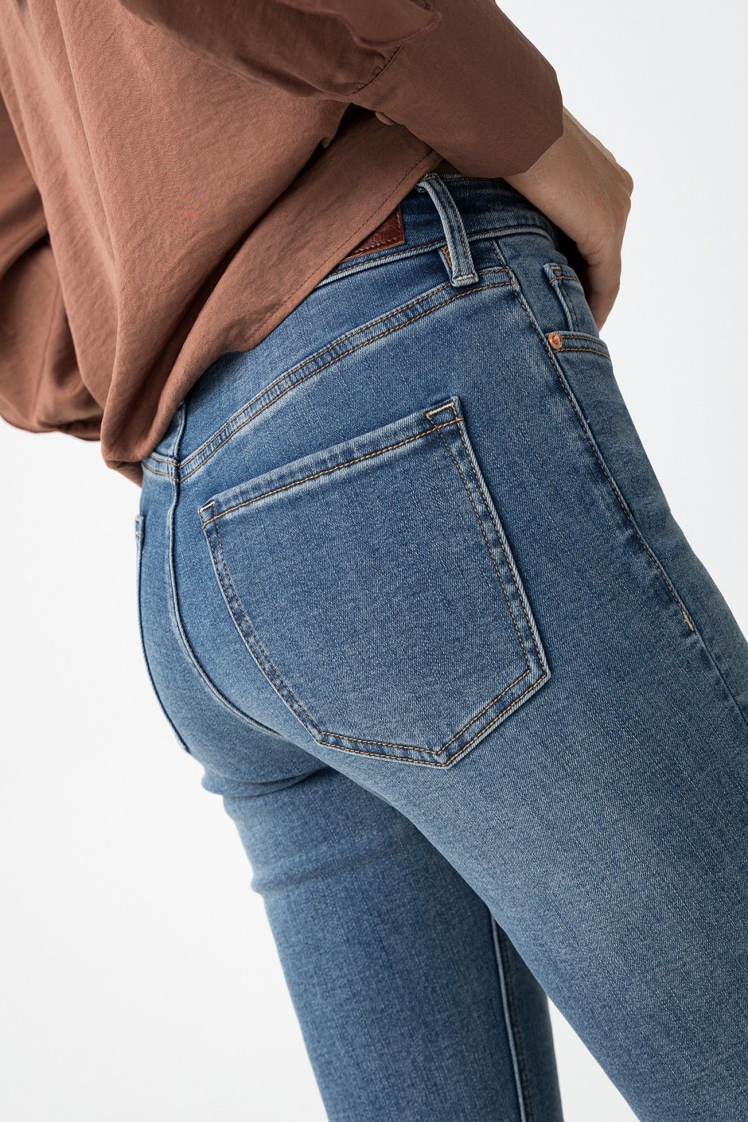 "Dettaglio jeans zampa termici Zoe_67 - gamba a zampa e 5 tasche per look invernale"