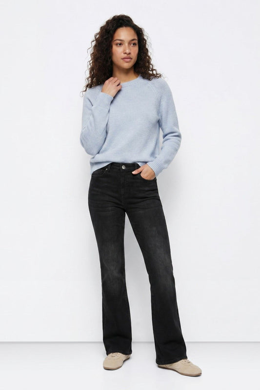 Jeans a zampa neri donna Tiffosi - dettaglio taglio flare e vestibilità - indossato da modella