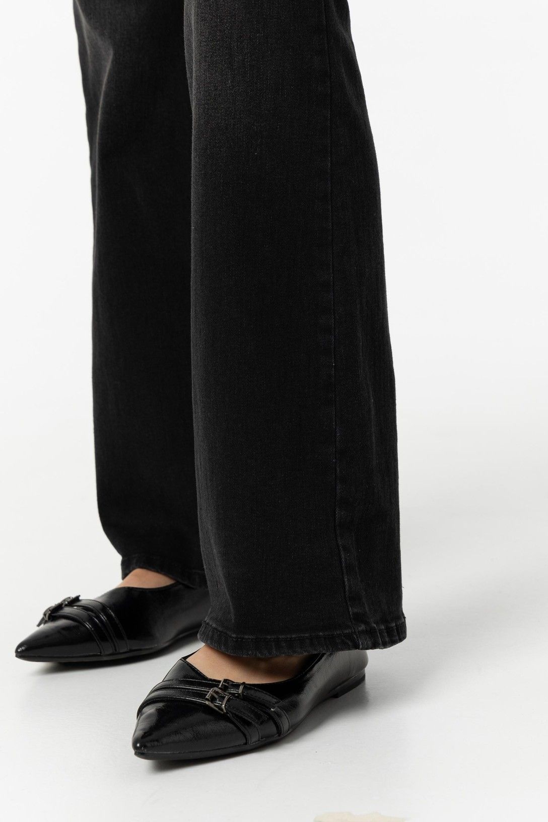 Jeans donna vita alta neri - dettaglio fondo largo