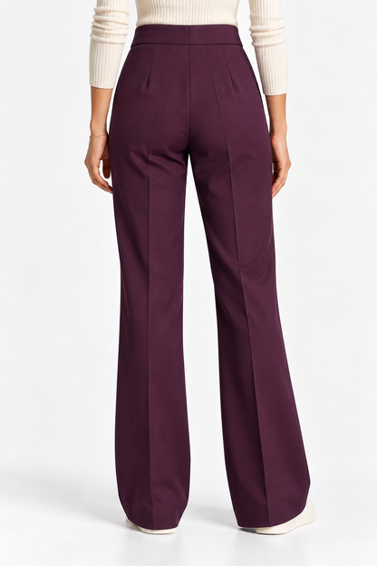 Pantalone donna a zampa 2958 bordeaux indossato, vista posteriore con vita alta e gamba svasata.