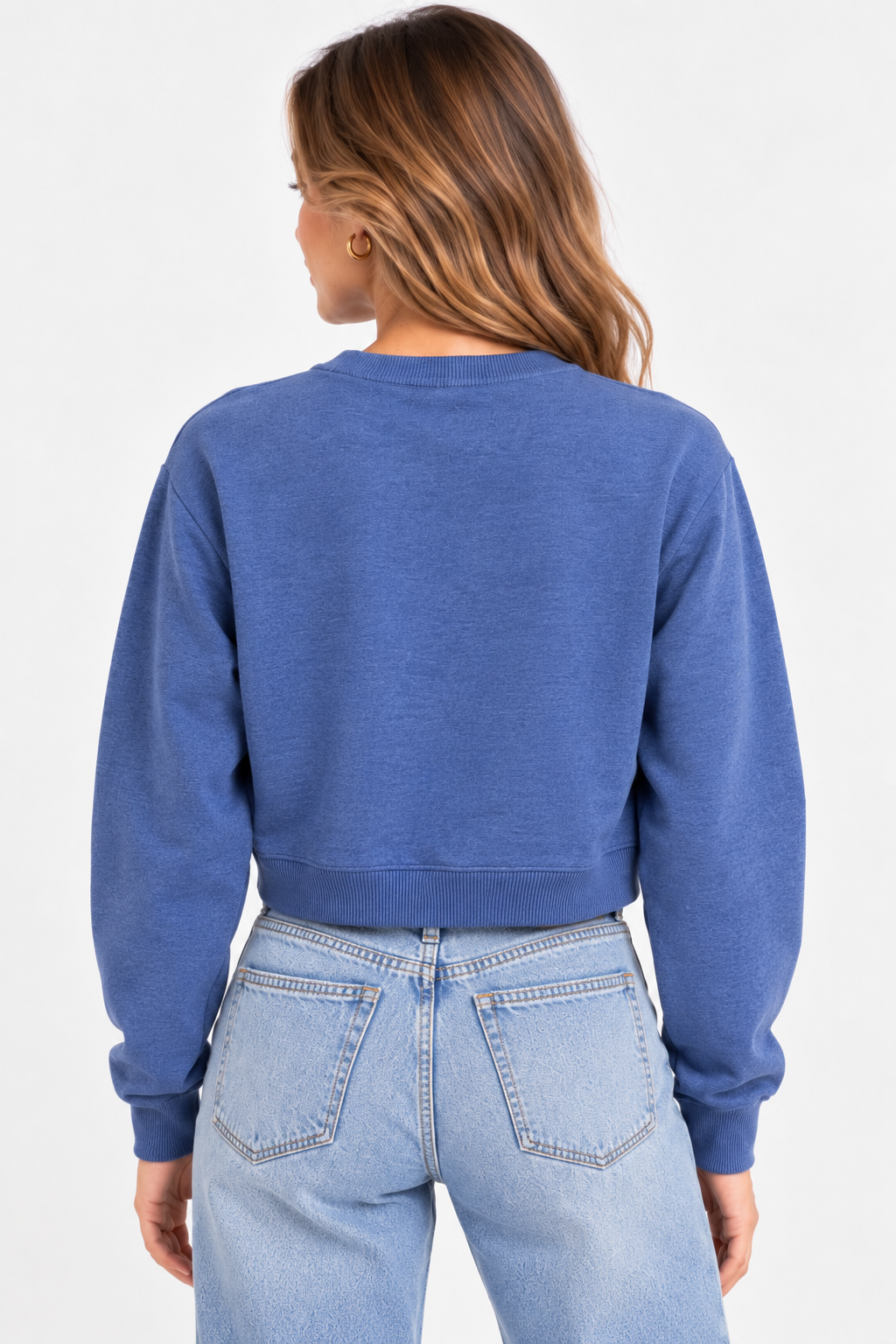 Maglia donna crop azzurra 8090 vista posteriormente, con girocollo, maniche lunghe e fondo elasticizzato.