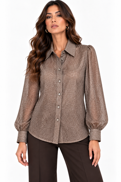 Camicia donna in fantasia spigata marrone e beige, Erica Bellucci indossata frontalmente, con collo francese, chiusura con bottoni e maniche lunghe con polsini ampi.