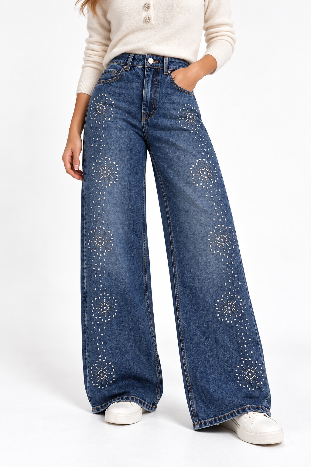 Jeans donna Bonnye_71 blu indossati, vista frontale dei fiori in strass e della gamba larga