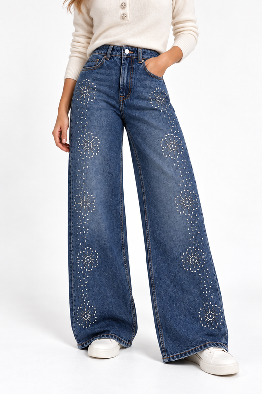 Jeans donna Bonnye_71 blu indossati, vista frontale dei fiori in strass e della gamba larga