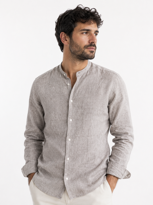 Camicia Coreana Uomo Fango — slim fit, tessuto lino e cotone, vista frontale indossata da modello.