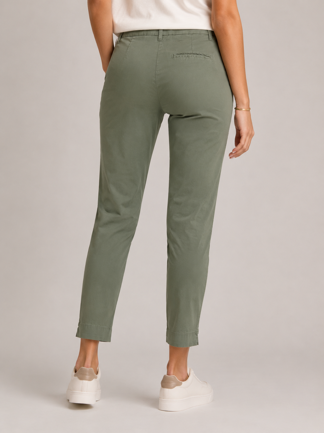 "Pantalone Any donna in cotone Capri colore militare, vista posteriore indossato da modella"