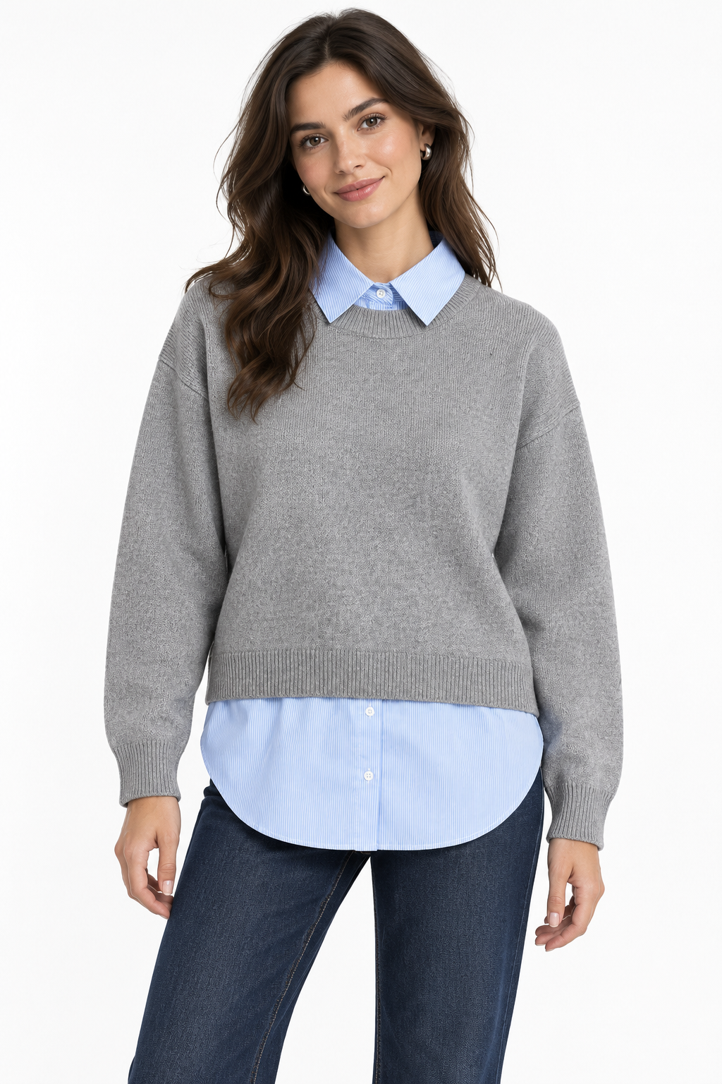 Maglione donna Mixed Tiffosi grigio chiaro indossato, vista frontale con inserti camicia a righe azzurre.