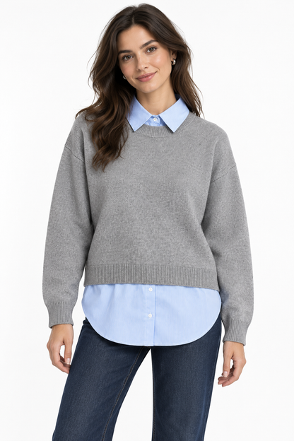 Maglione donna Mixed Tiffosi grigio chiaro indossato, vista frontale con inserti camicia a righe azzurre.