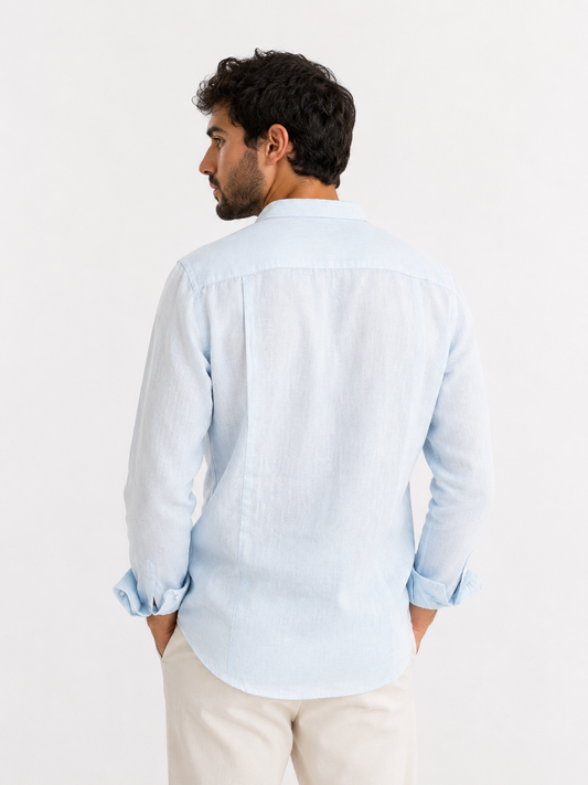 Camicia uomo in puro lino modello Katerina colore celeste – vista posteriore indossata da modello.