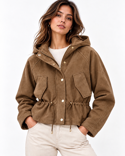 Giubbino donna Charlotte Tiffosi camel effetto daino, indossato, vista frontale con coulisse in vita.